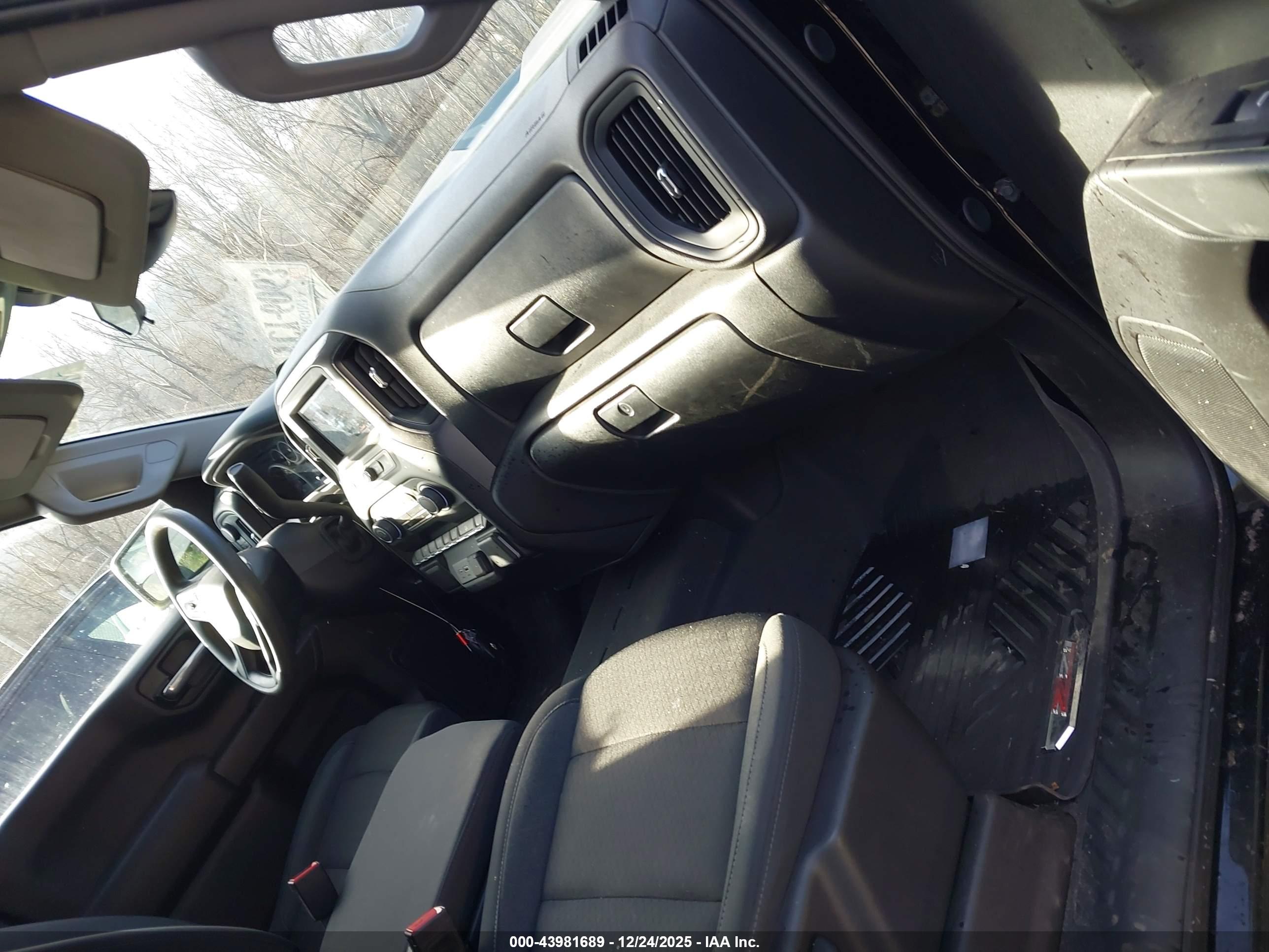 CHEVROLET SILVERADO image 5