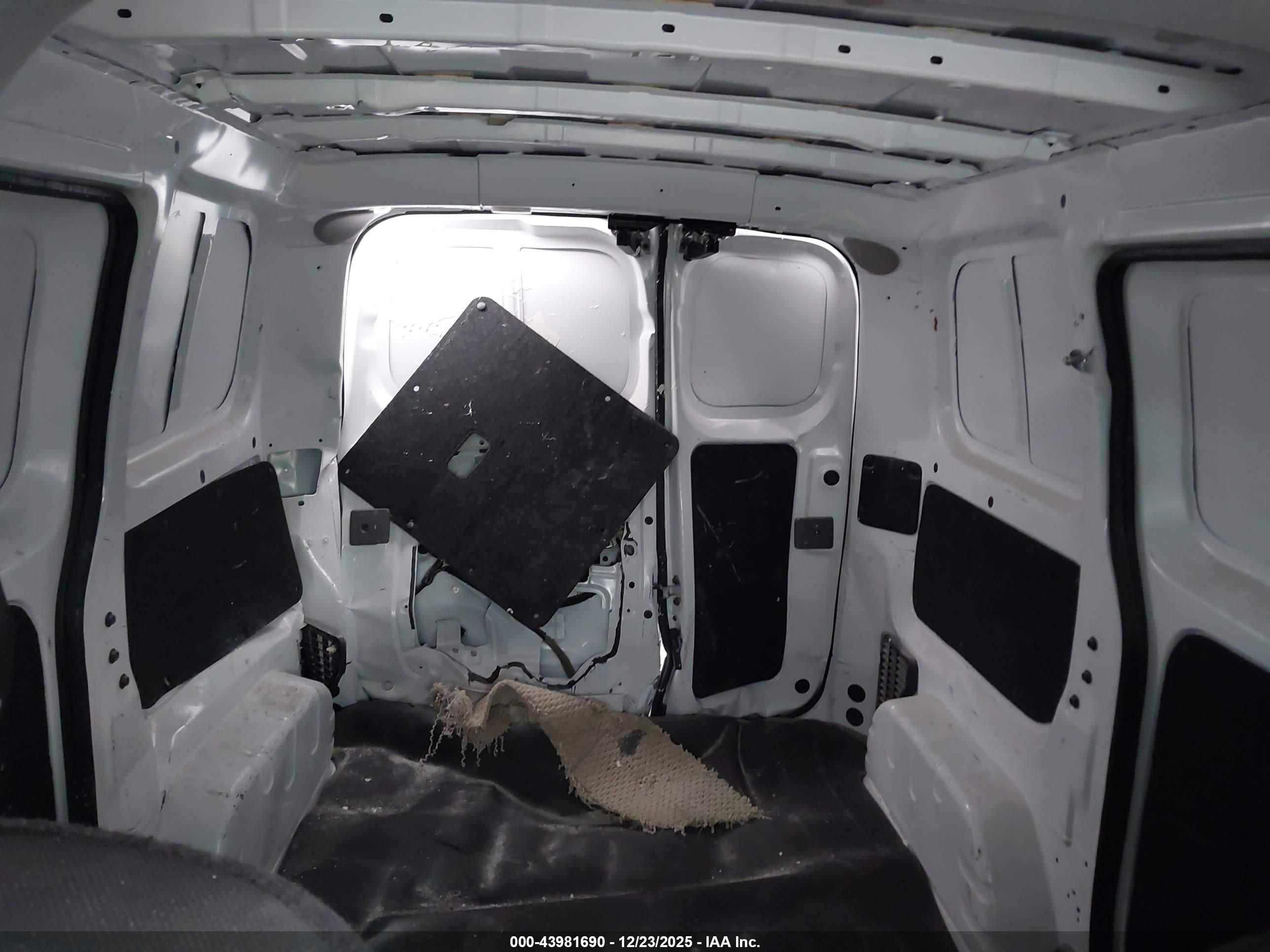 NISSAN NV200 image 8