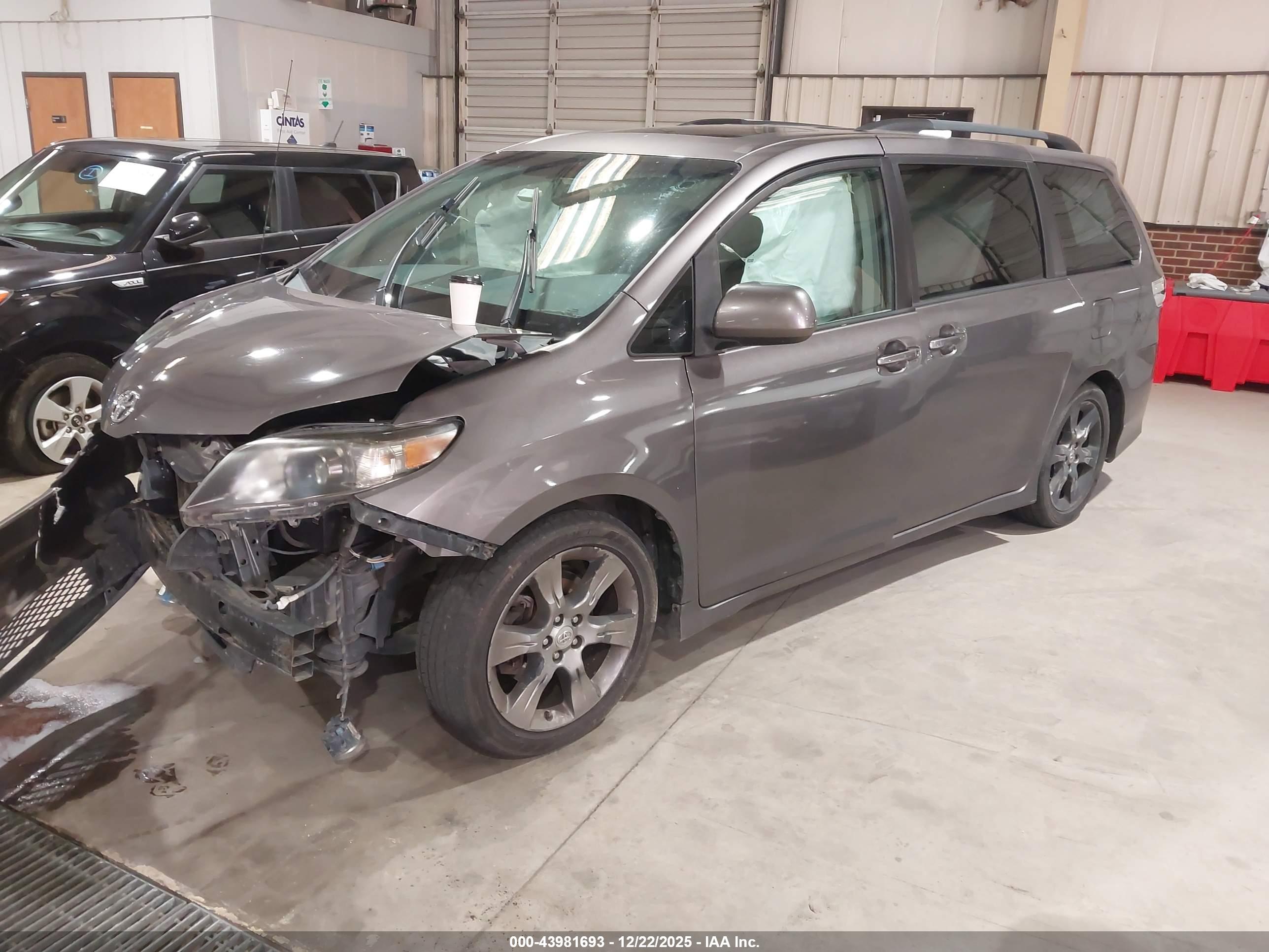 TOYOTA SIENNA image 2