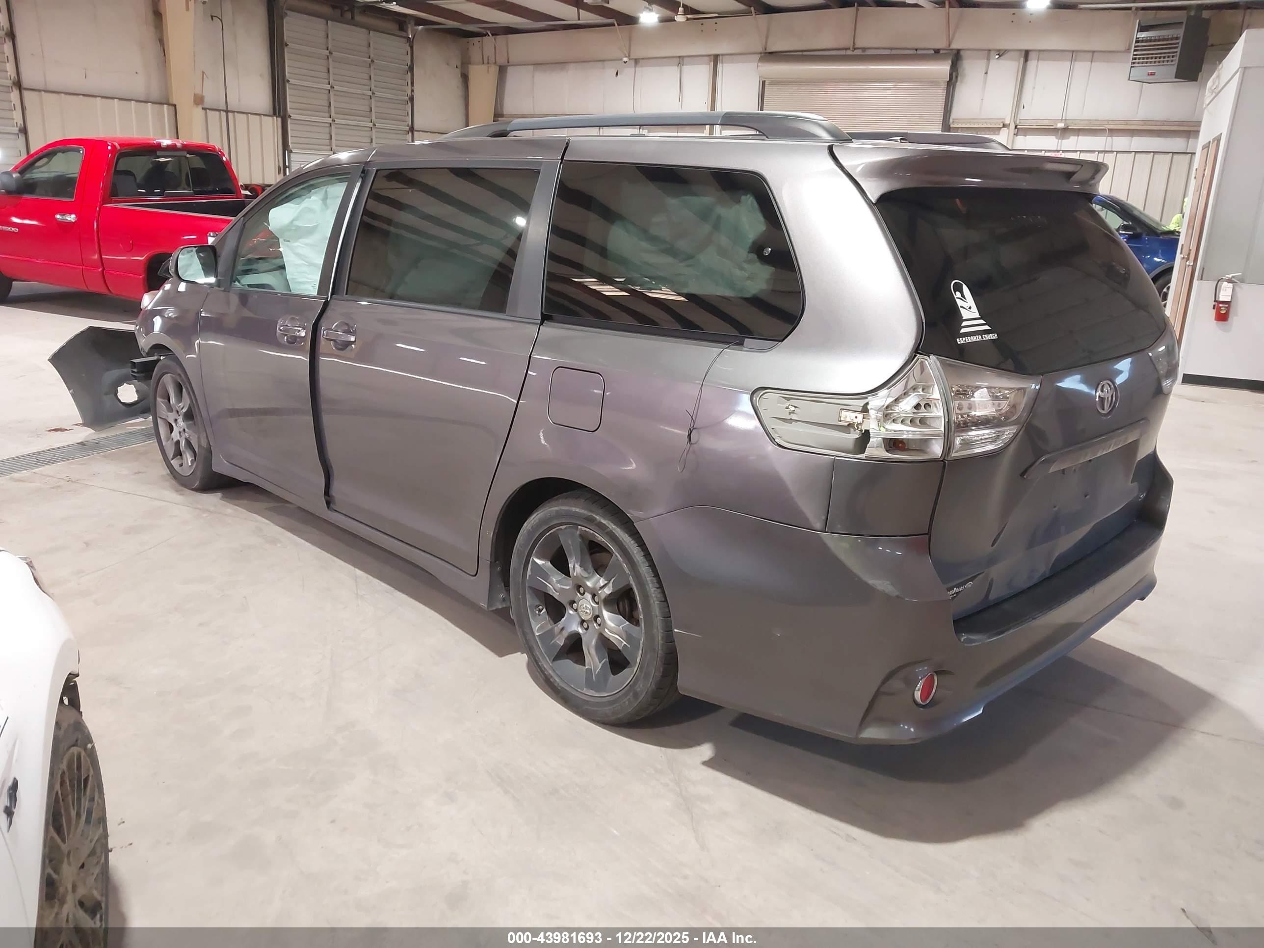 TOYOTA SIENNA image 3