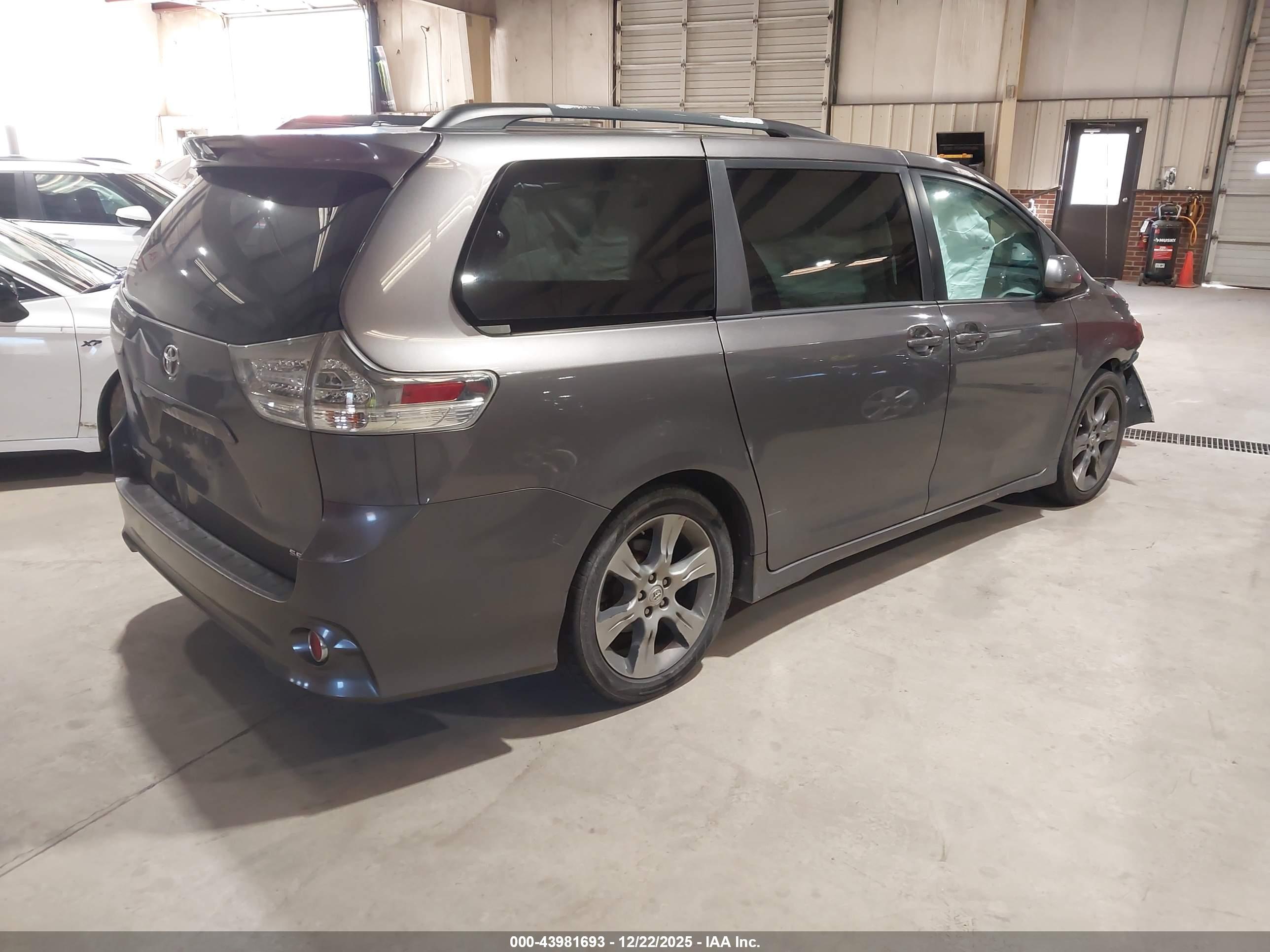 TOYOTA SIENNA image 4