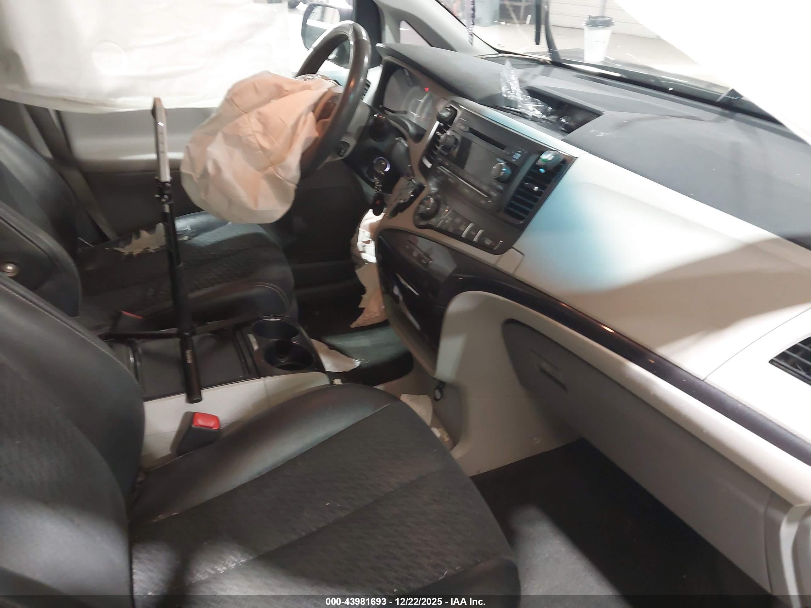 TOYOTA SIENNA image 5