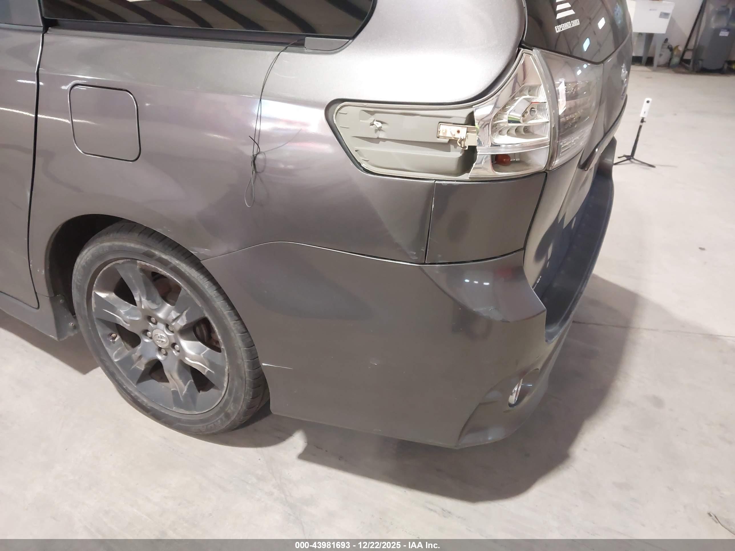 TOYOTA SIENNA image 6