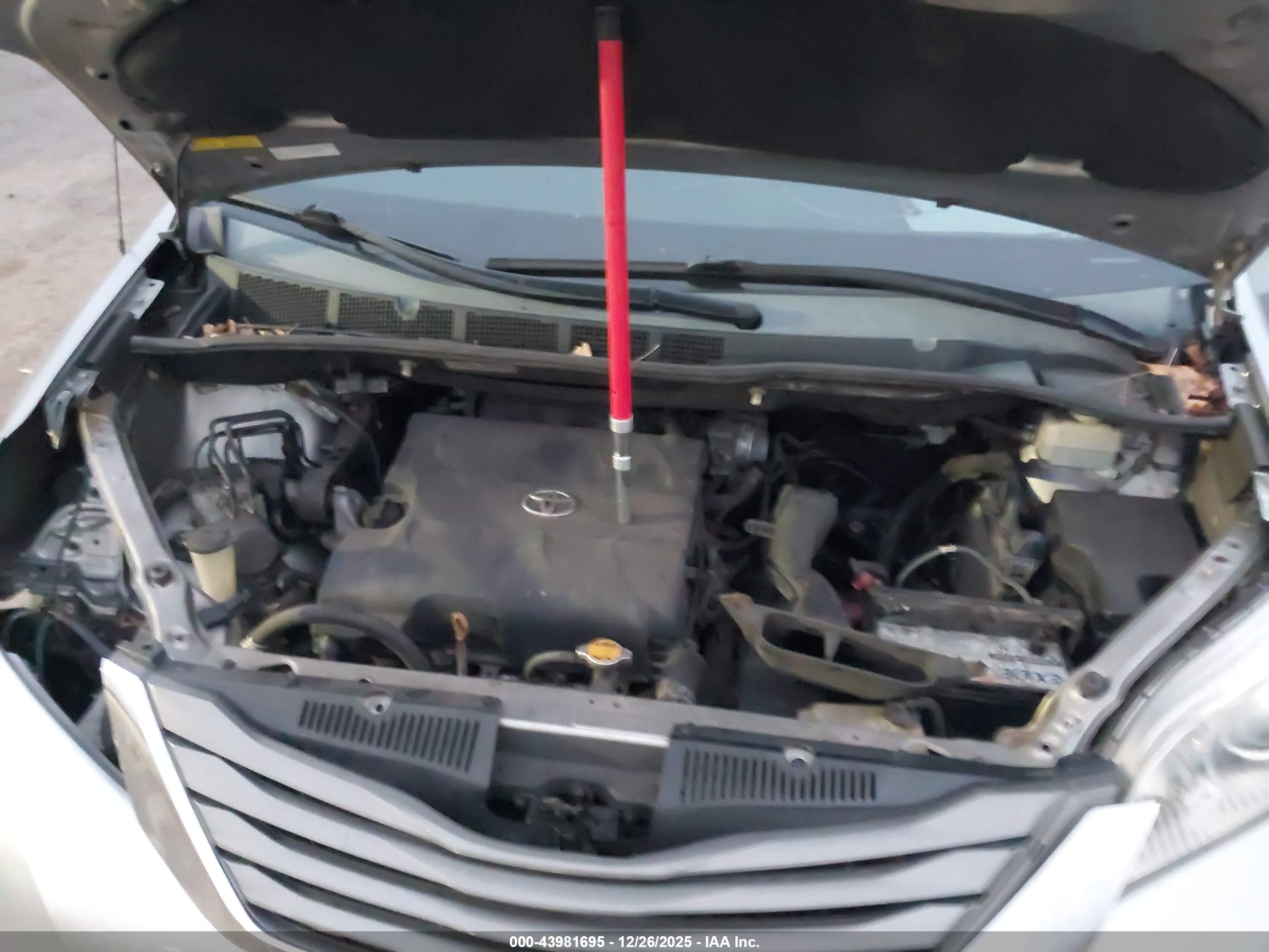 TOYOTA SIENNA image 10