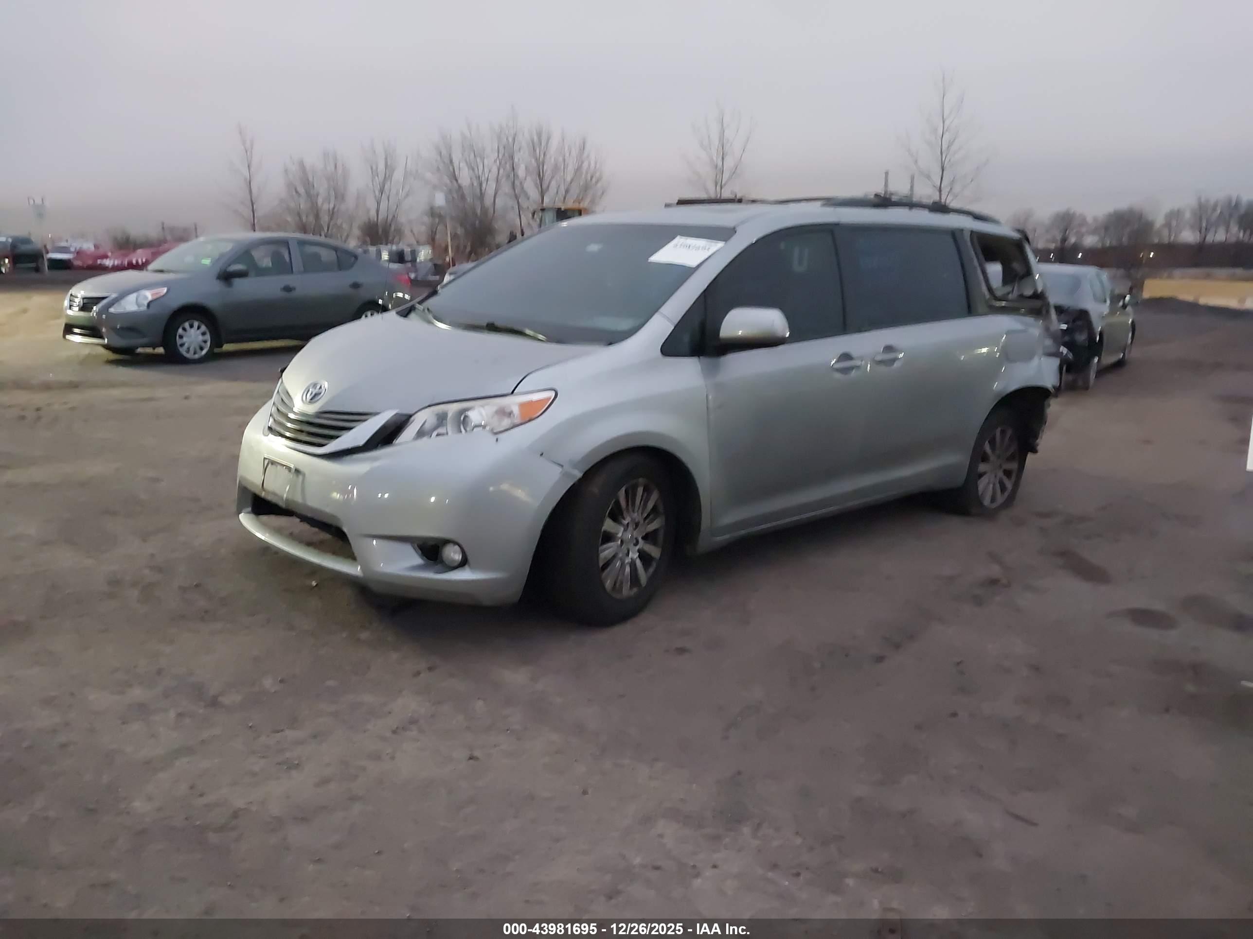 TOYOTA SIENNA image 2
