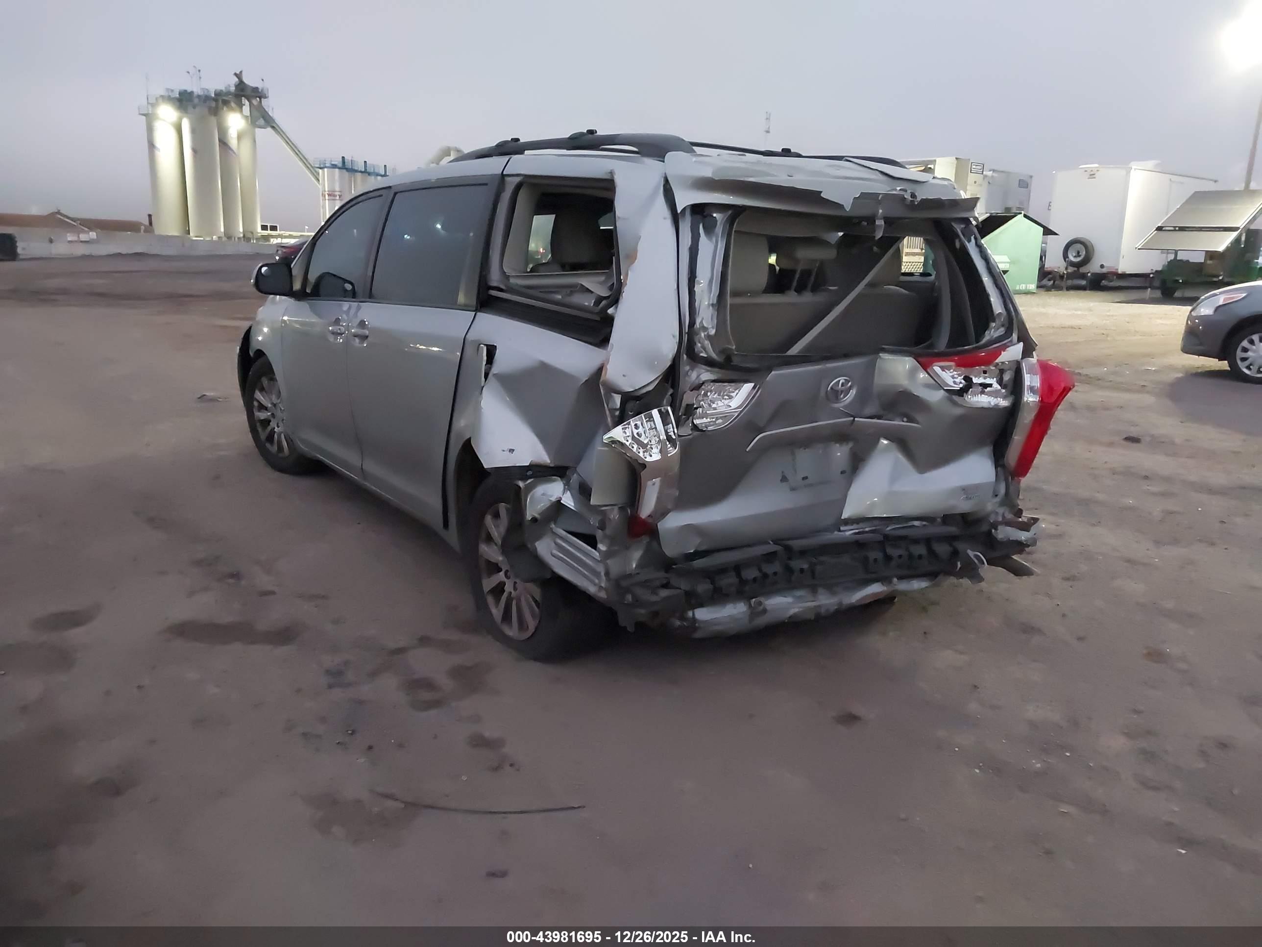 TOYOTA SIENNA image 3