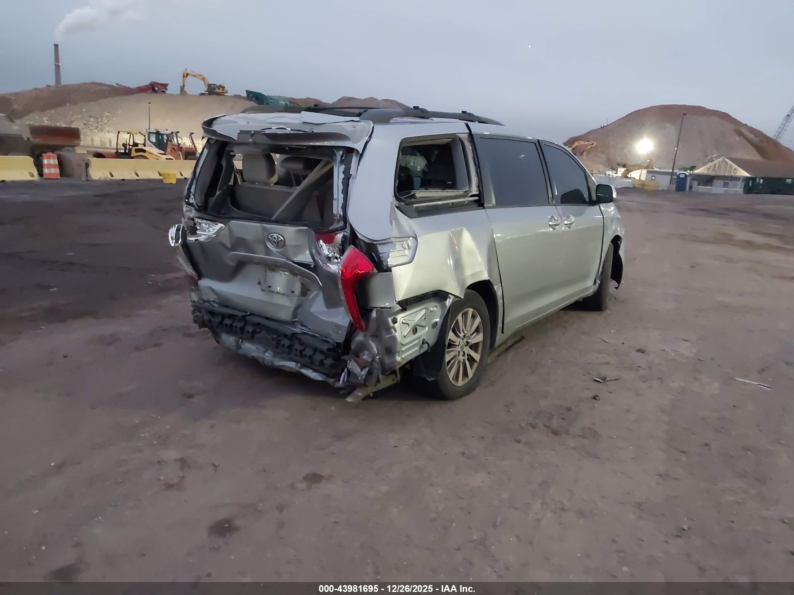 TOYOTA SIENNA image 4