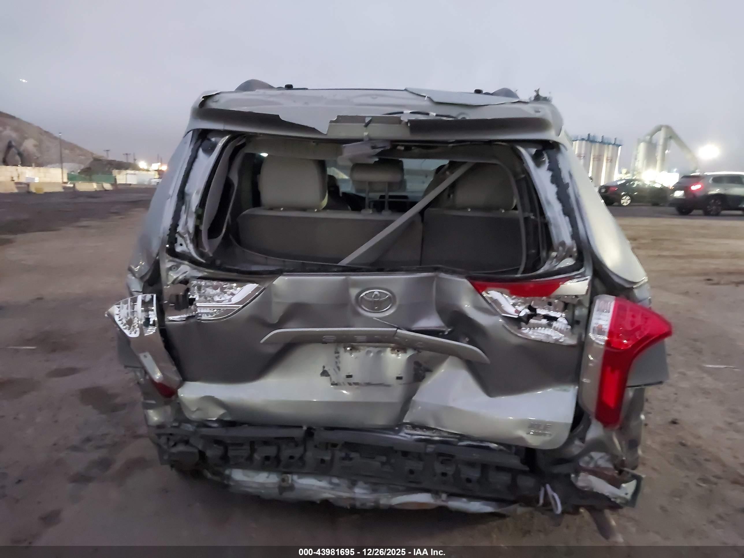 TOYOTA SIENNA image 6