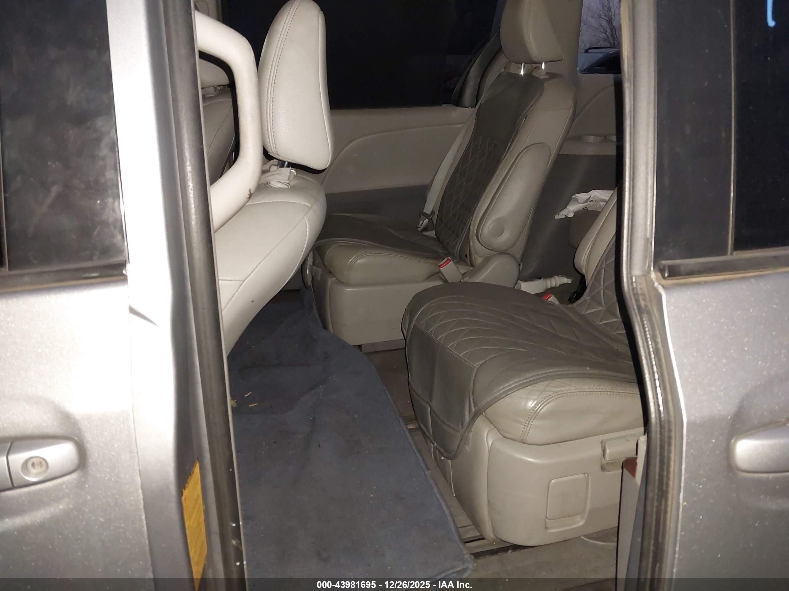 TOYOTA SIENNA image 8