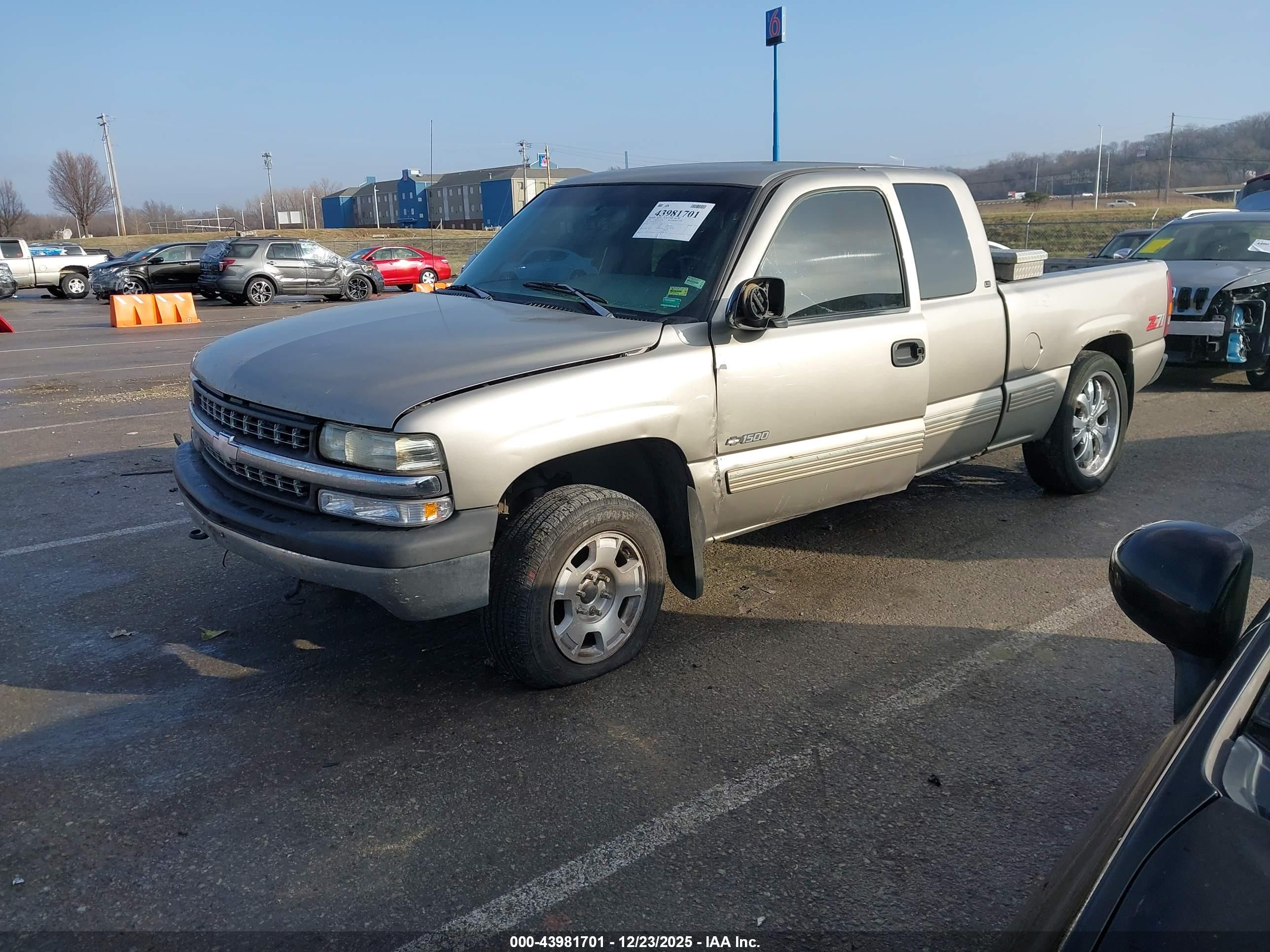 CHEVROLET SILVERADO image 2