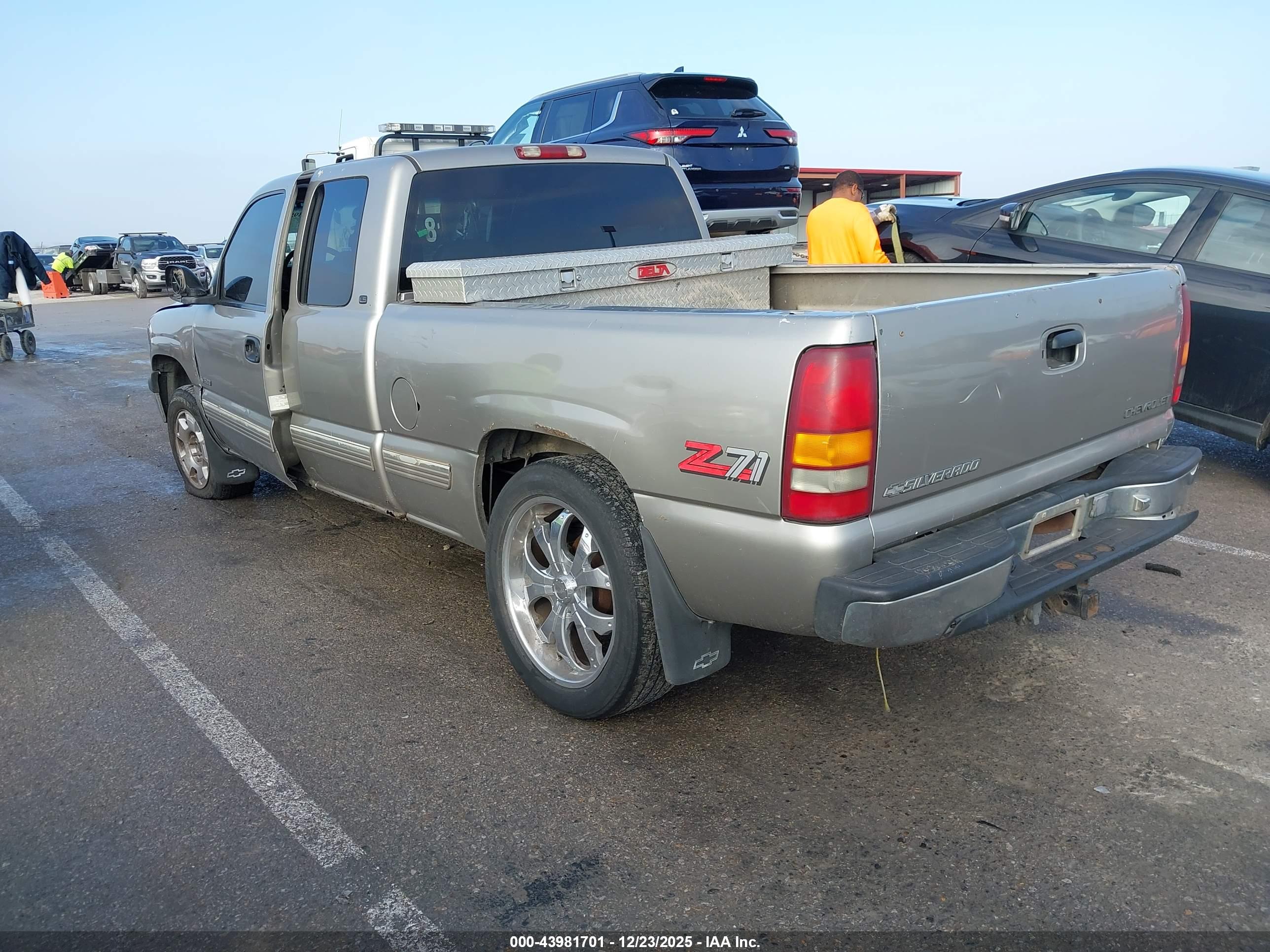 CHEVROLET SILVERADO image 3