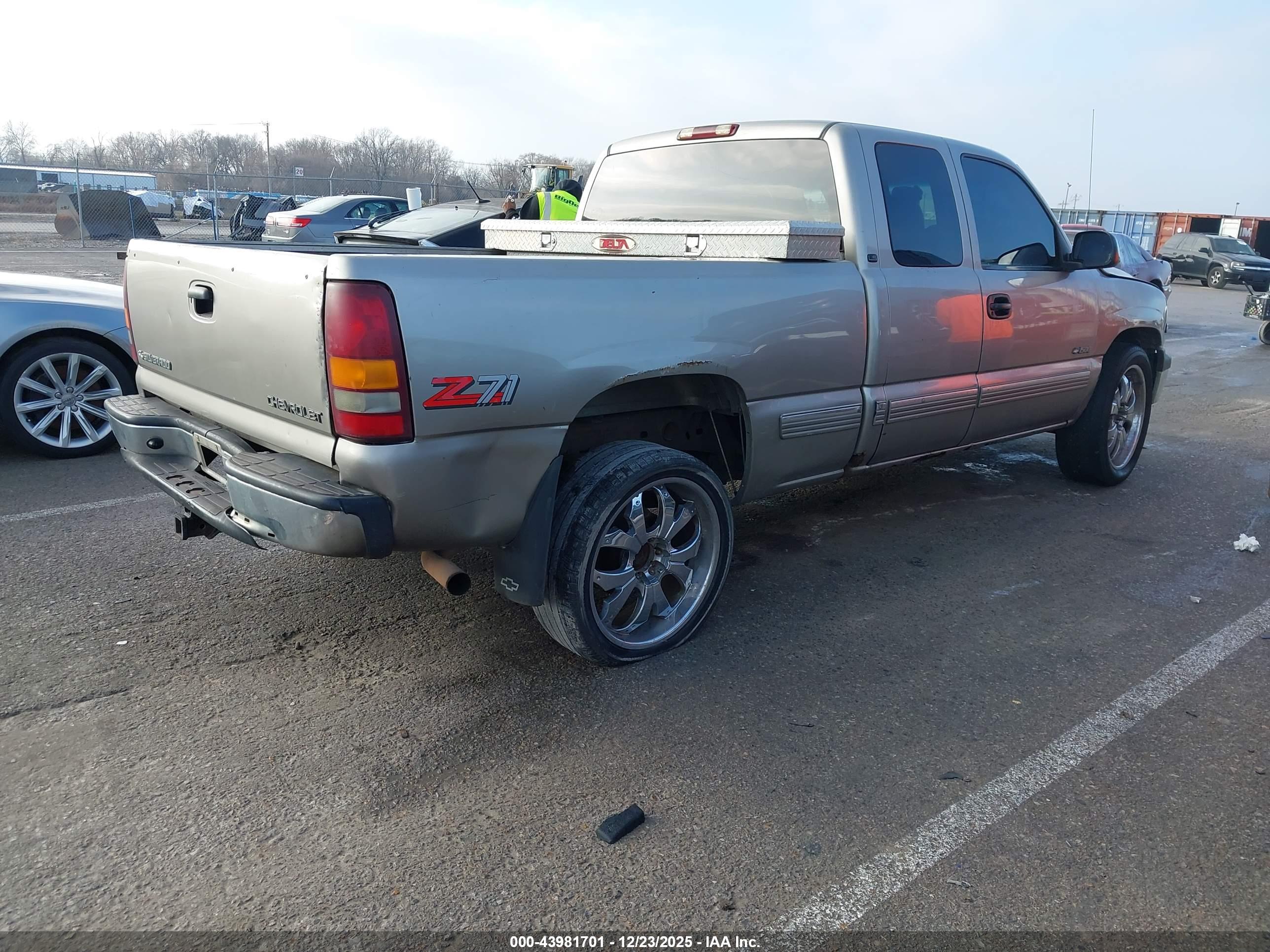 CHEVROLET SILVERADO image 4
