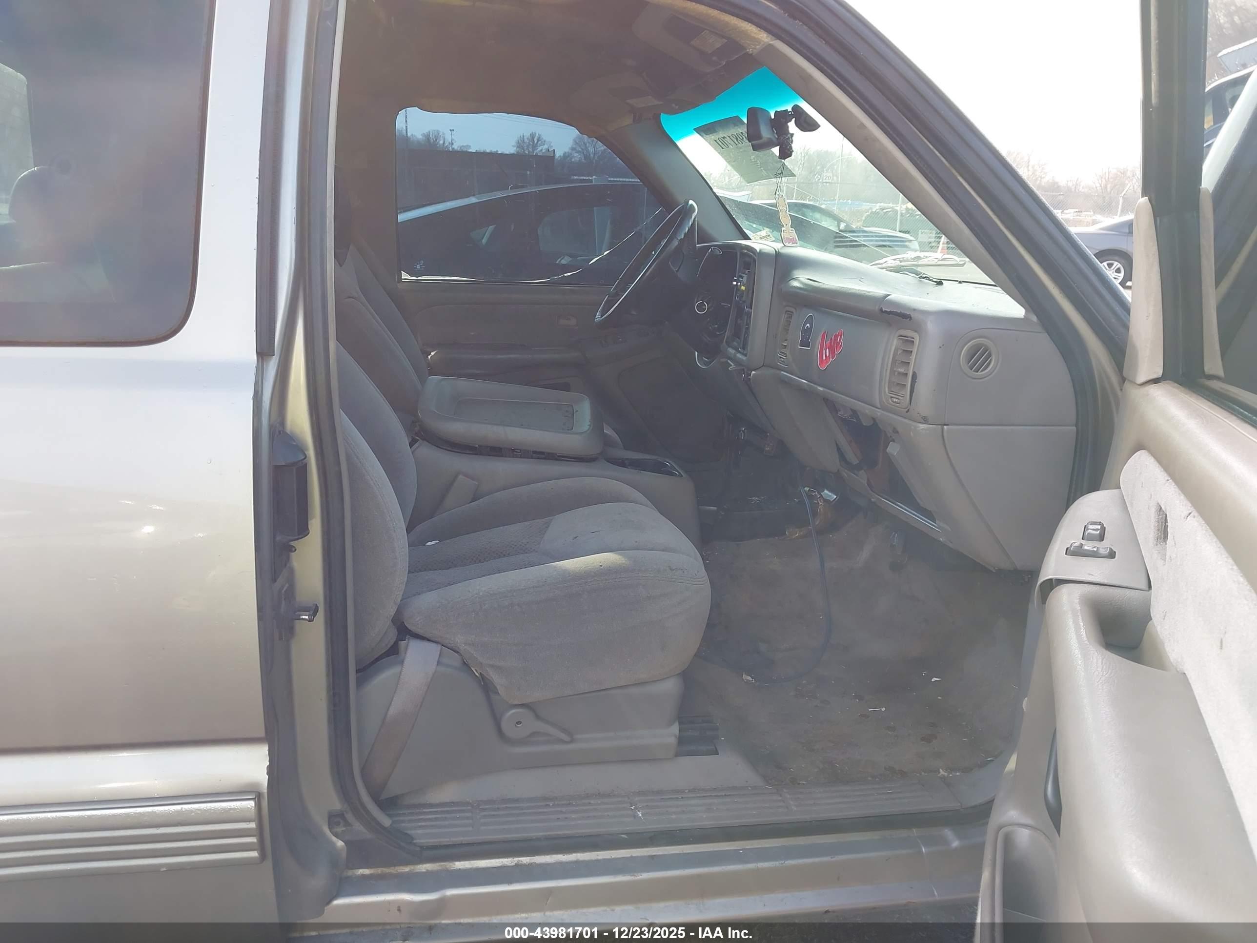 CHEVROLET SILVERADO image 5