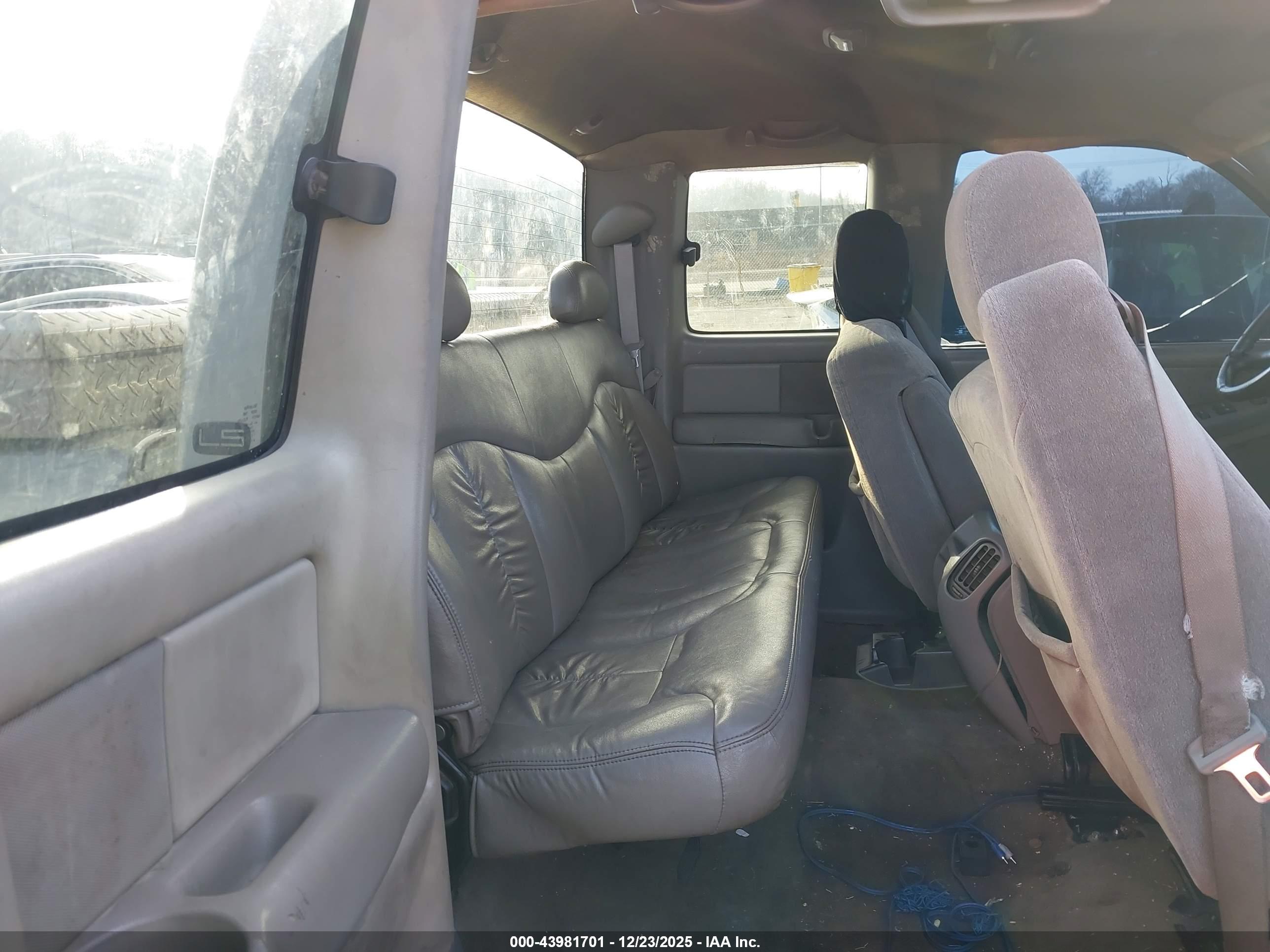 CHEVROLET SILVERADO image 8