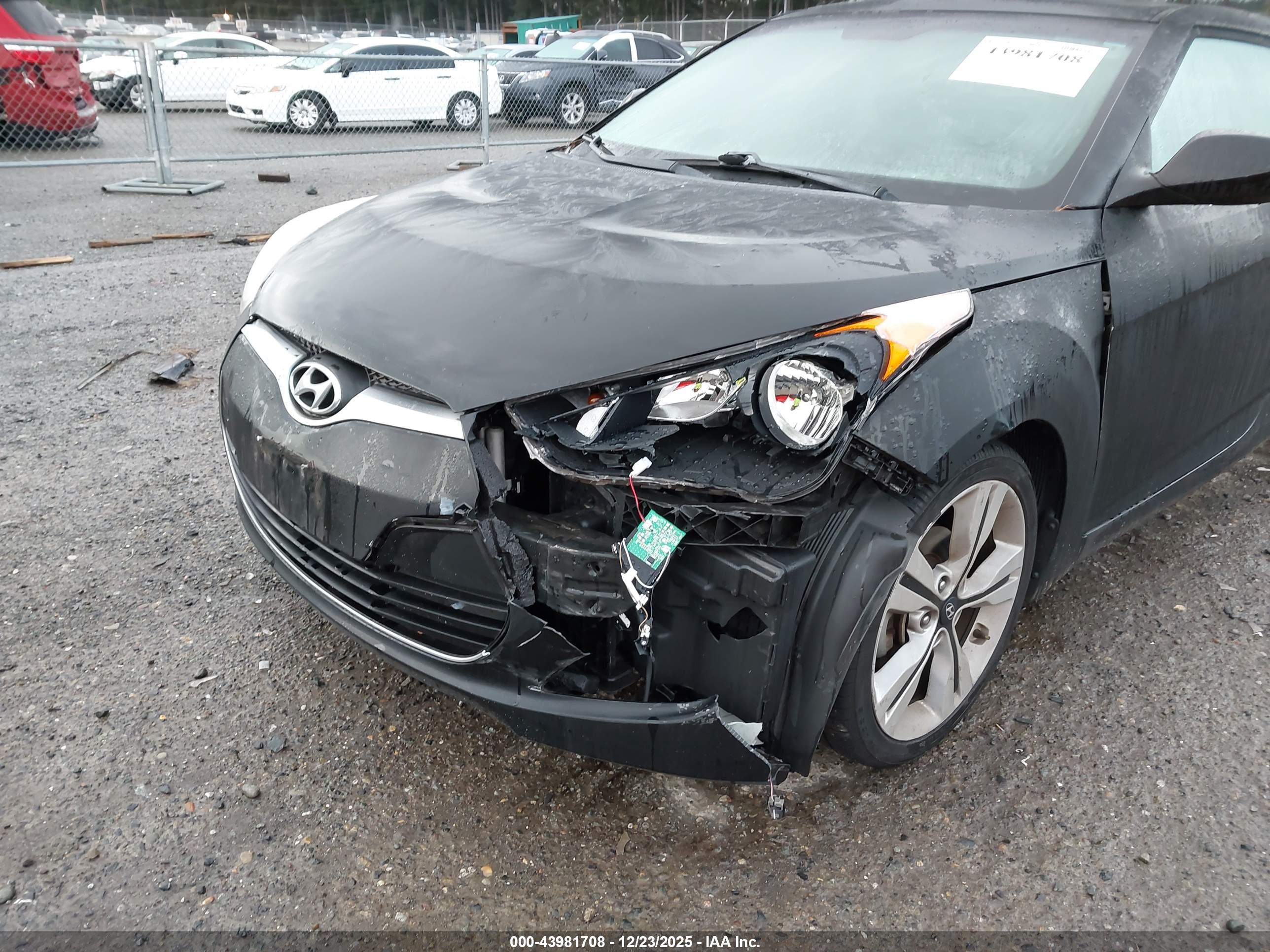 HYUNDAI VELOSTER image 6