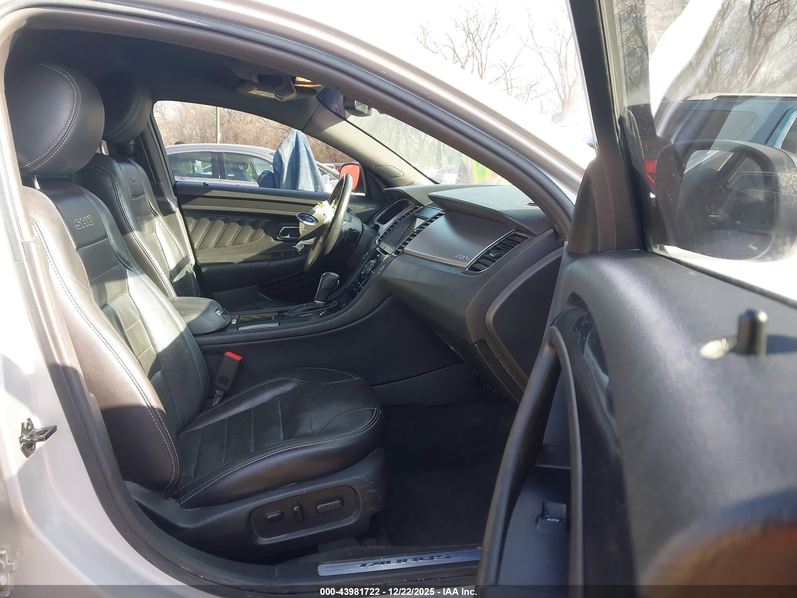FORD TAURUS image 5