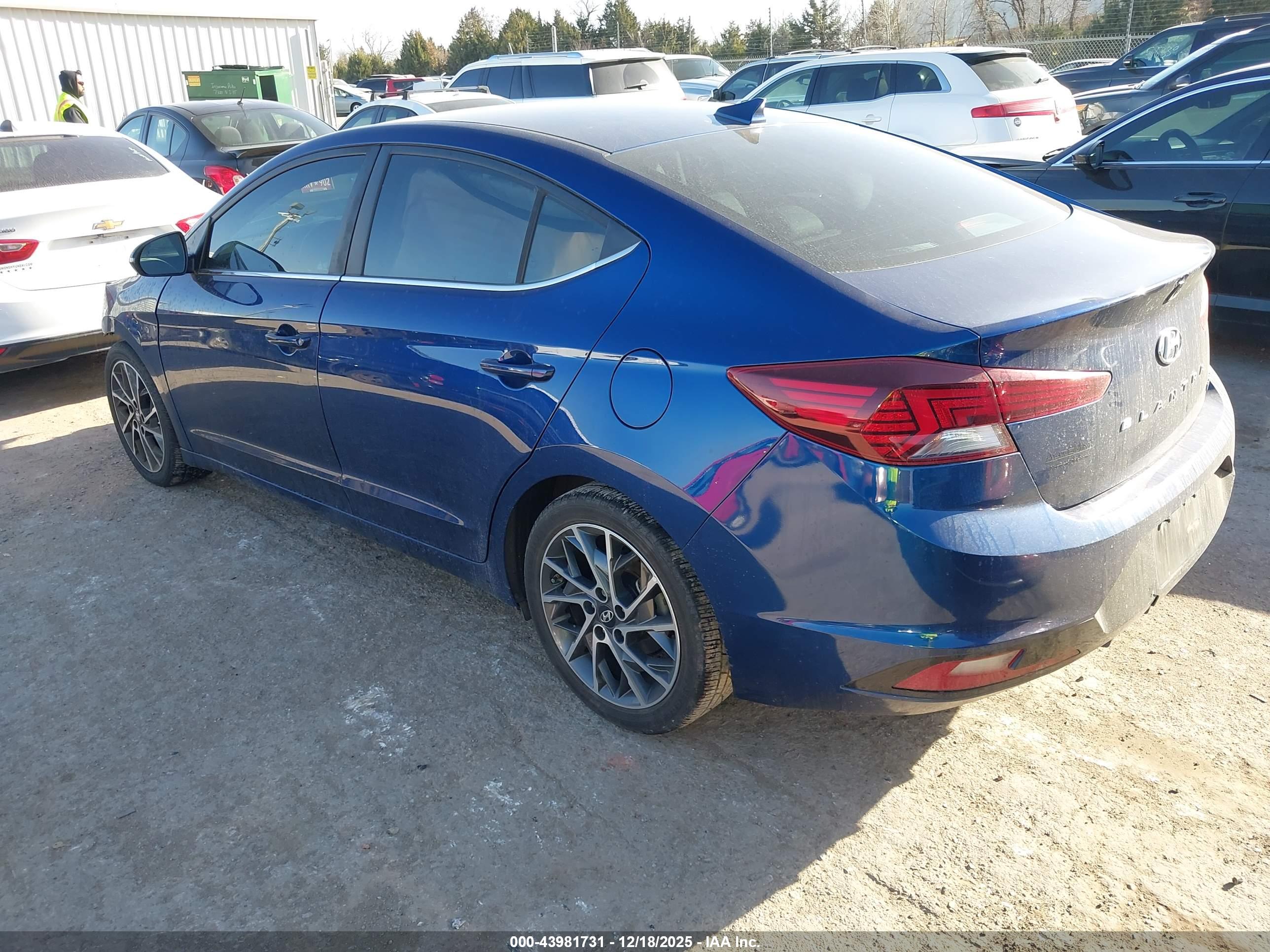 HYUNDAI ELANTRA image 3