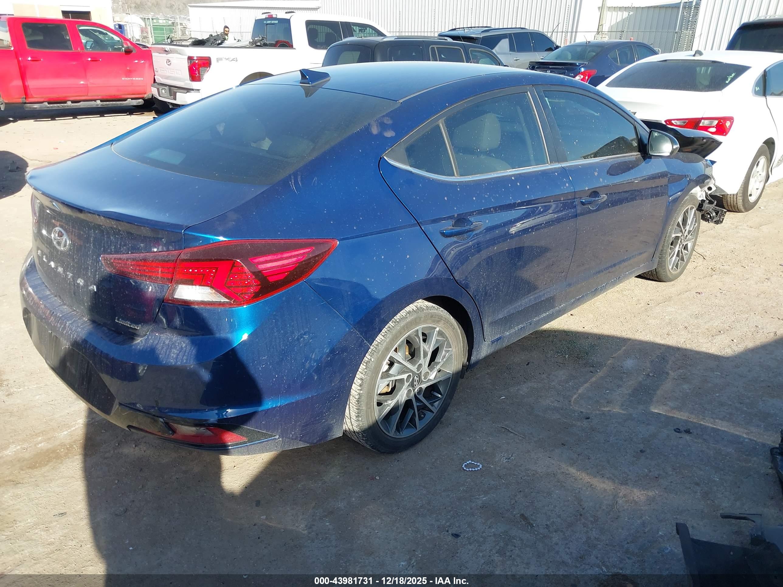 HYUNDAI ELANTRA image 4