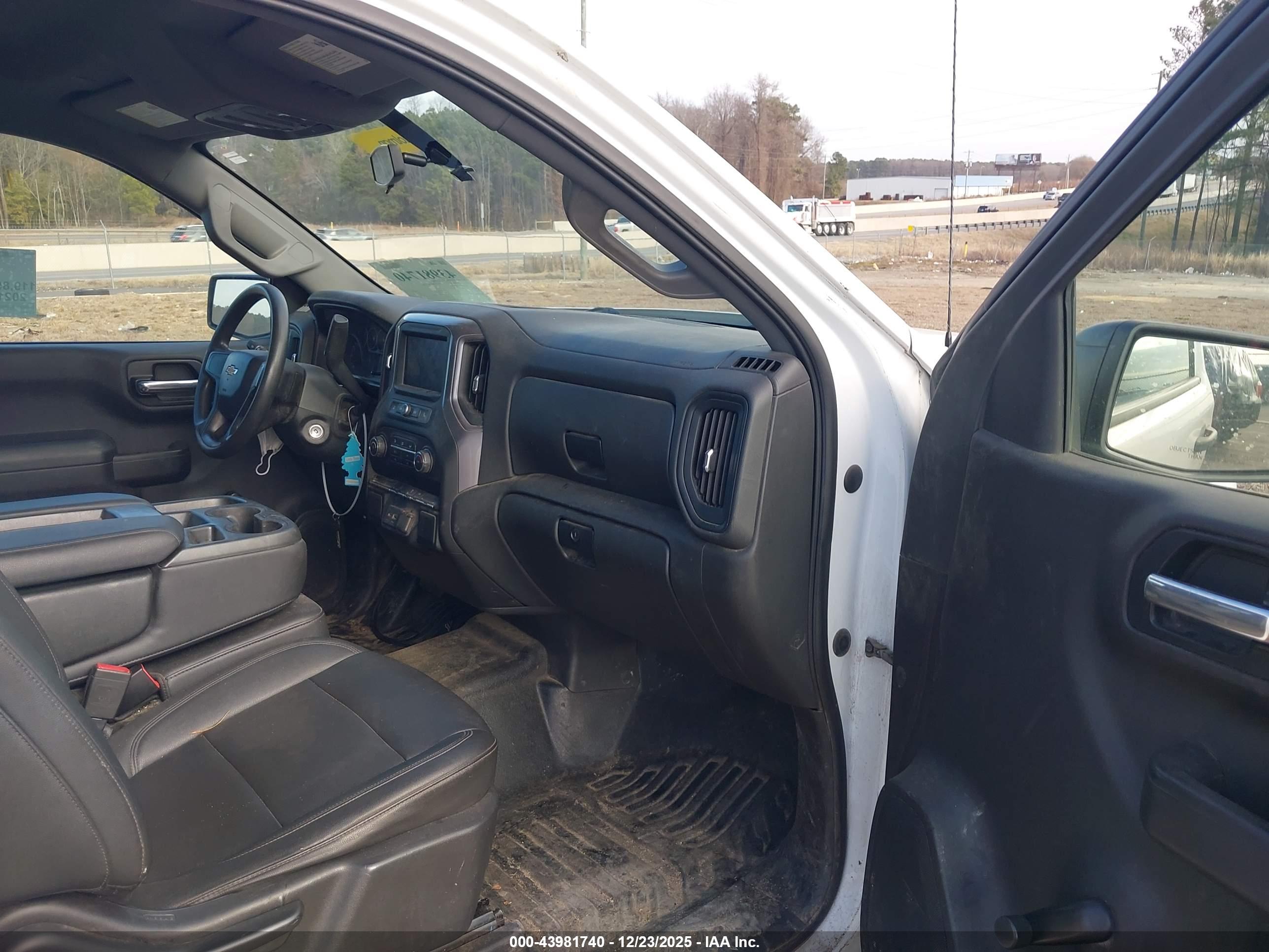 CHEVROLET SILVERADO image 5