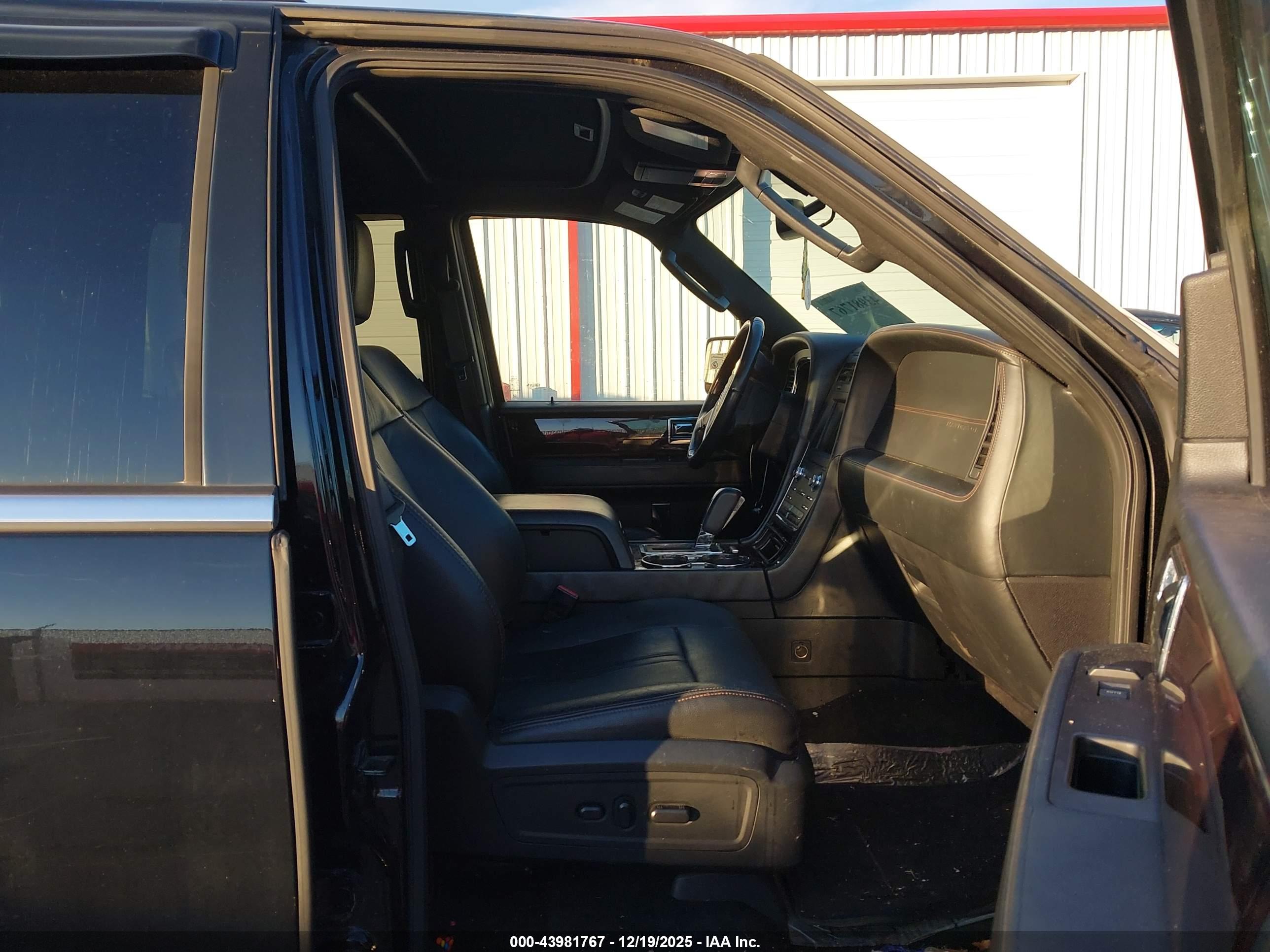 LINCOLN NAVIGATOR image 5