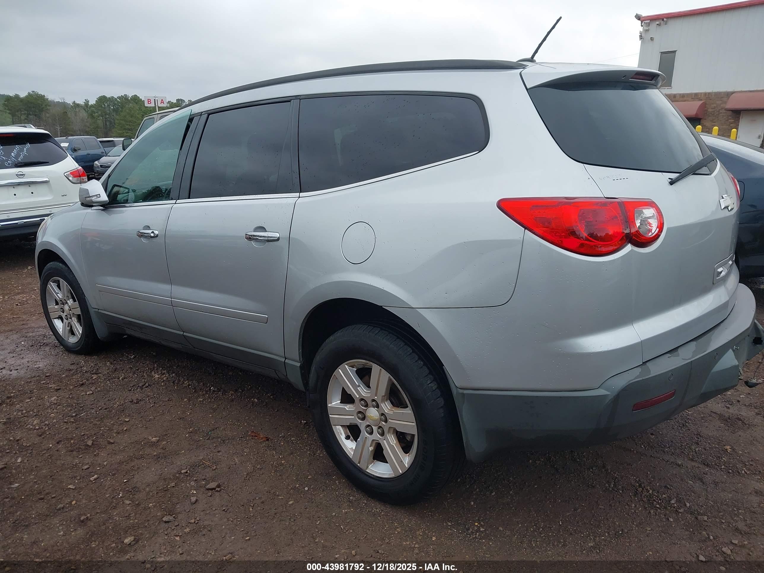 CHEVROLET TRAVERSE image 3
