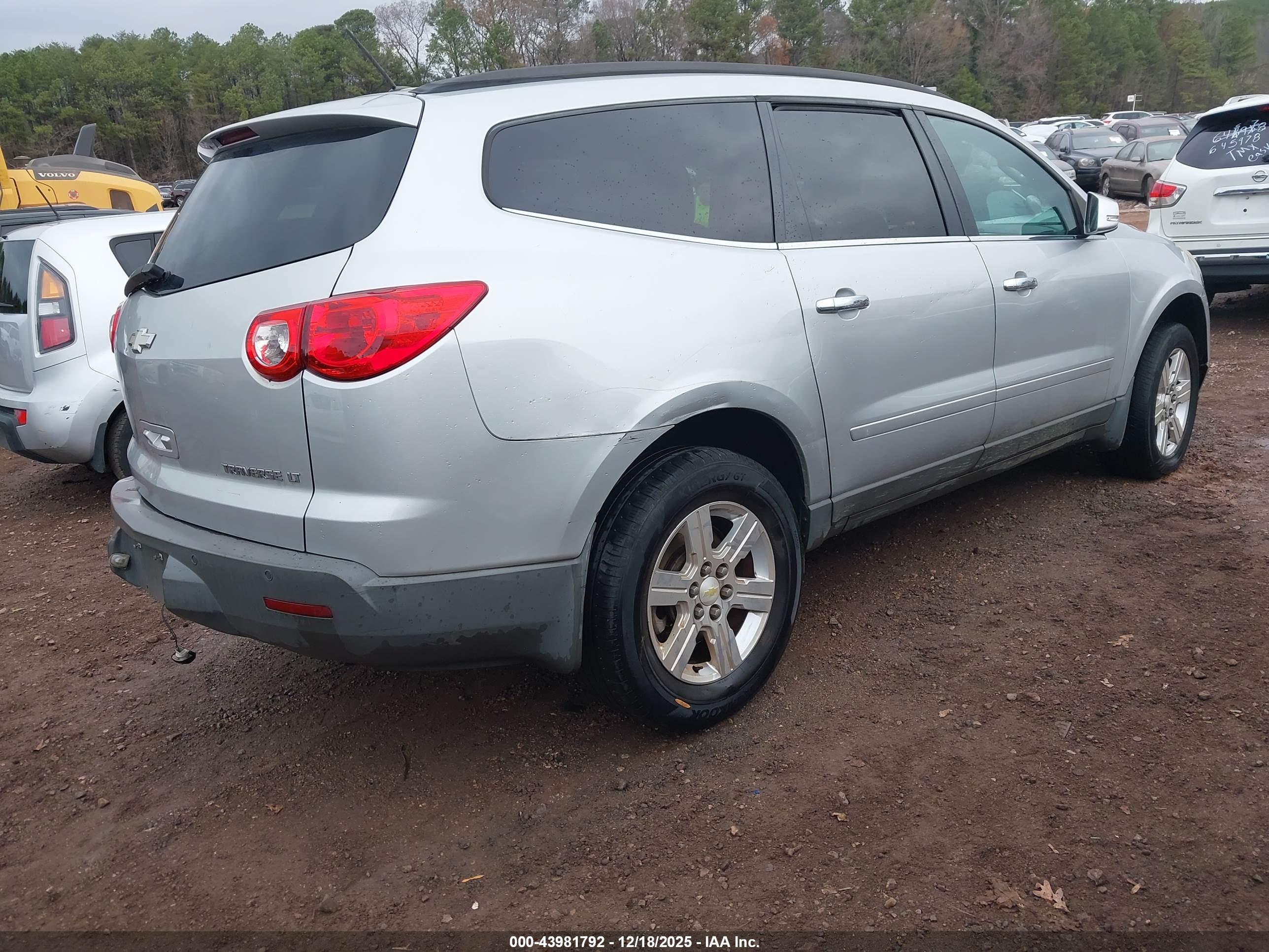 CHEVROLET TRAVERSE image 4