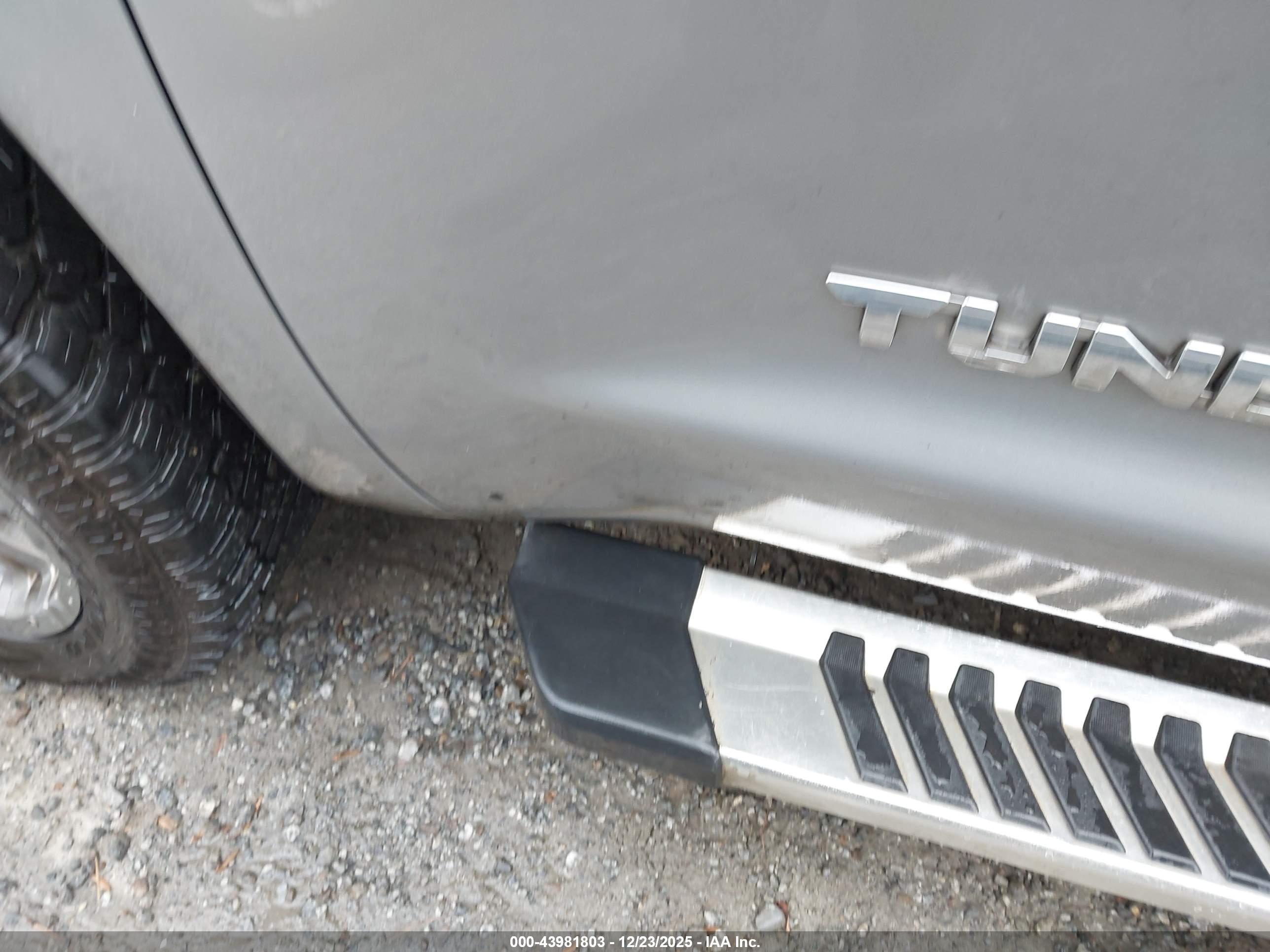 TOYOTA TUNDRA image 6