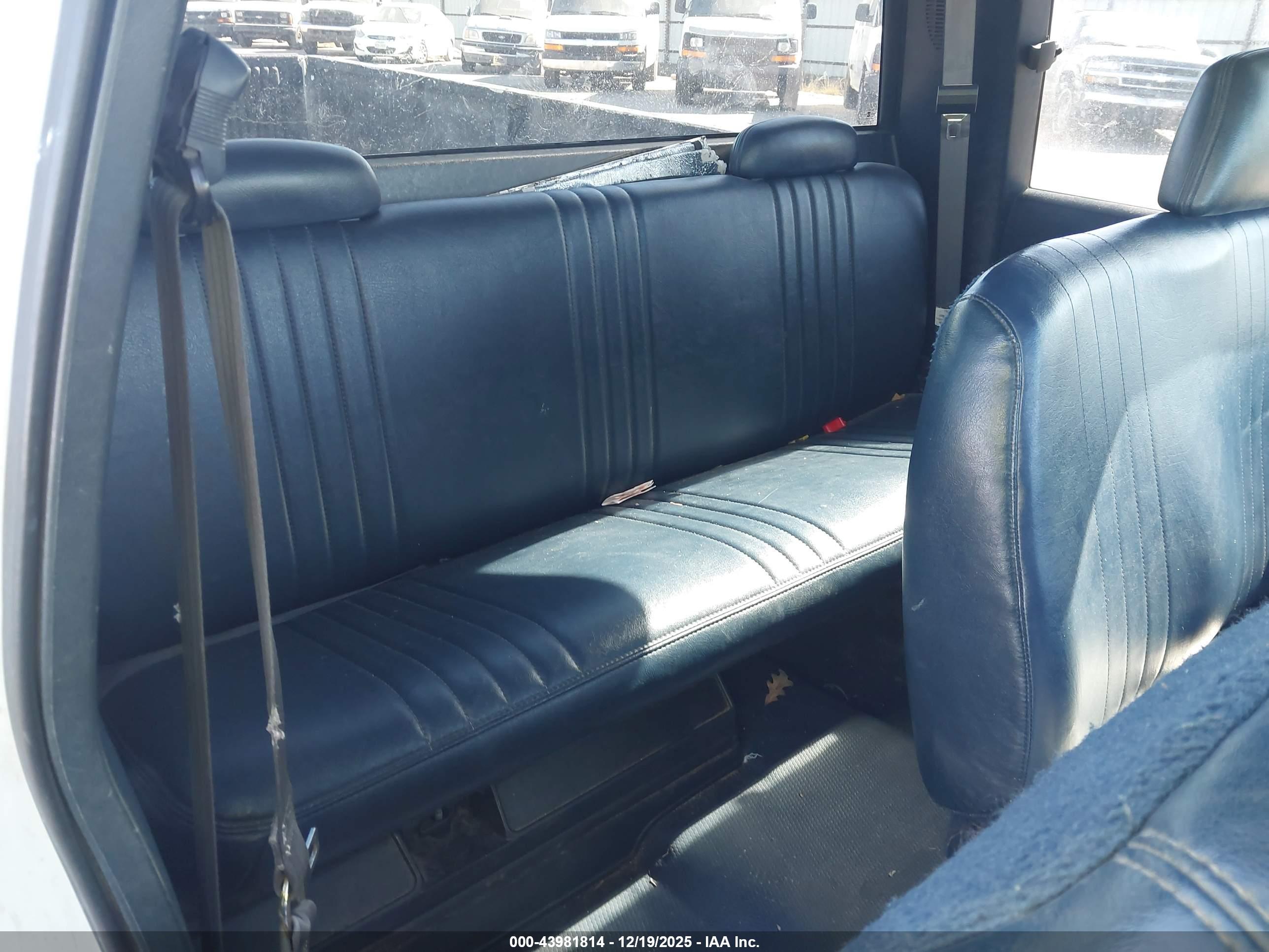 CHEVROLET C1500 image 8