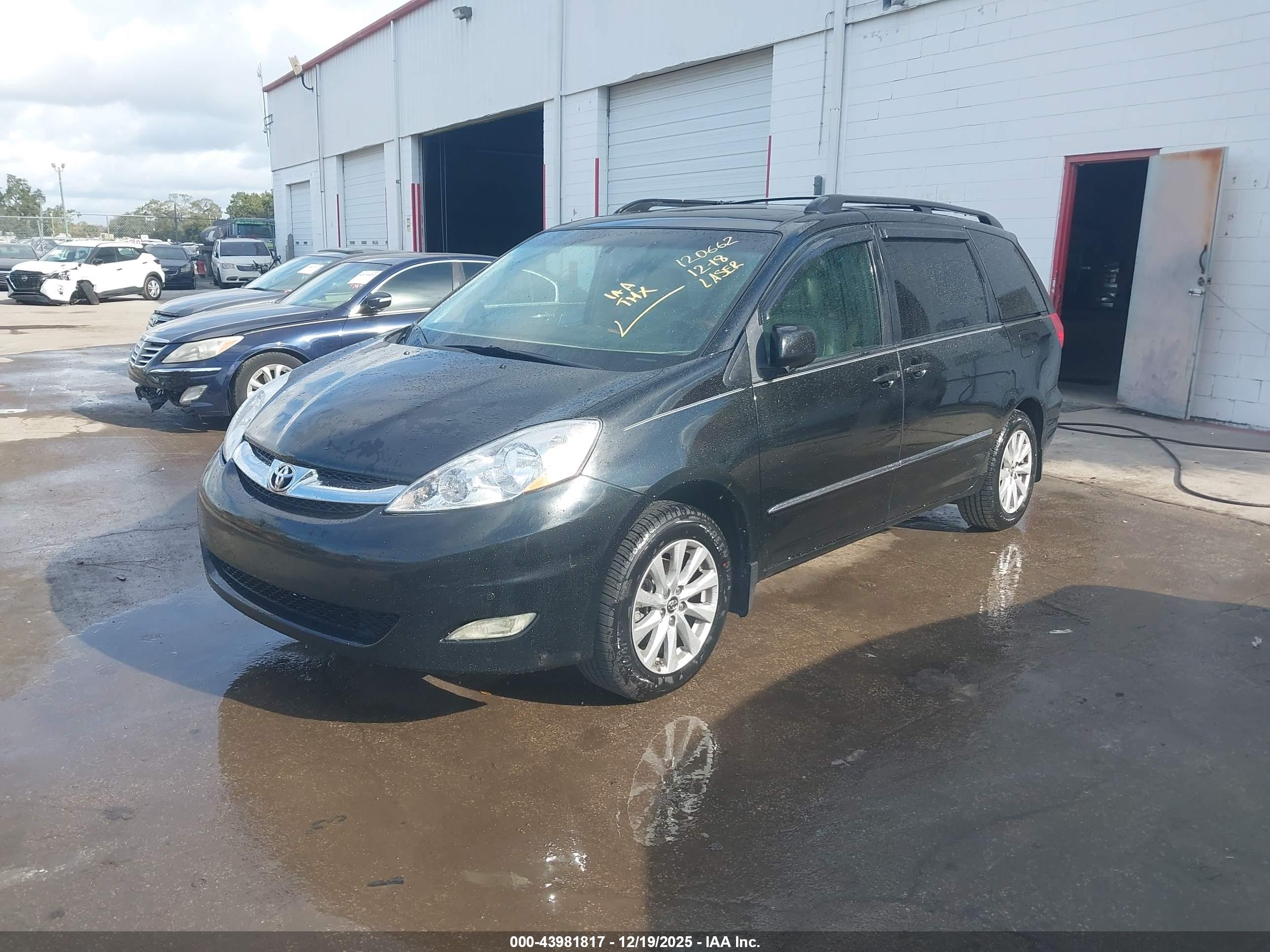 TOYOTA SIENNA image 2