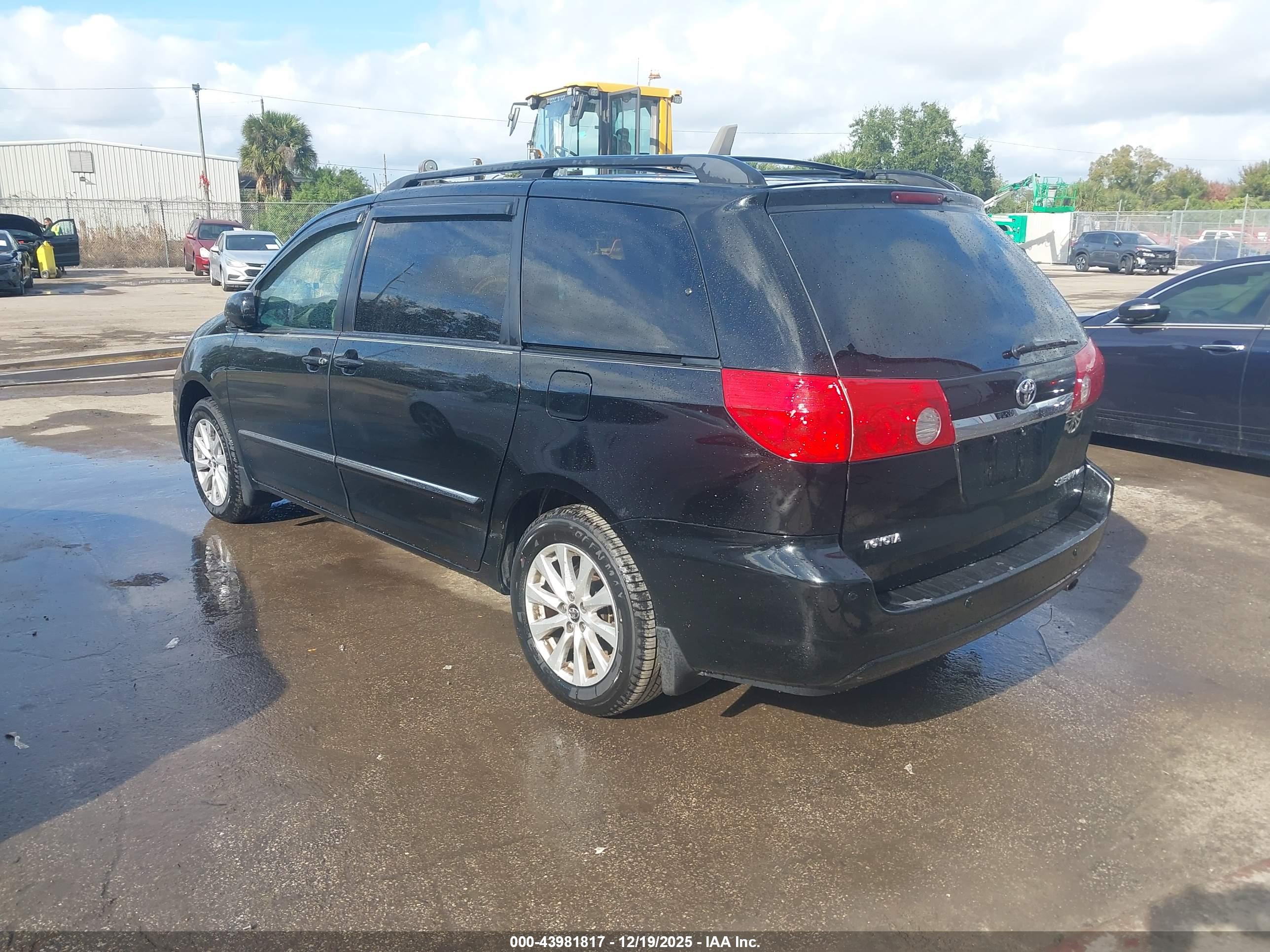 TOYOTA SIENNA image 3