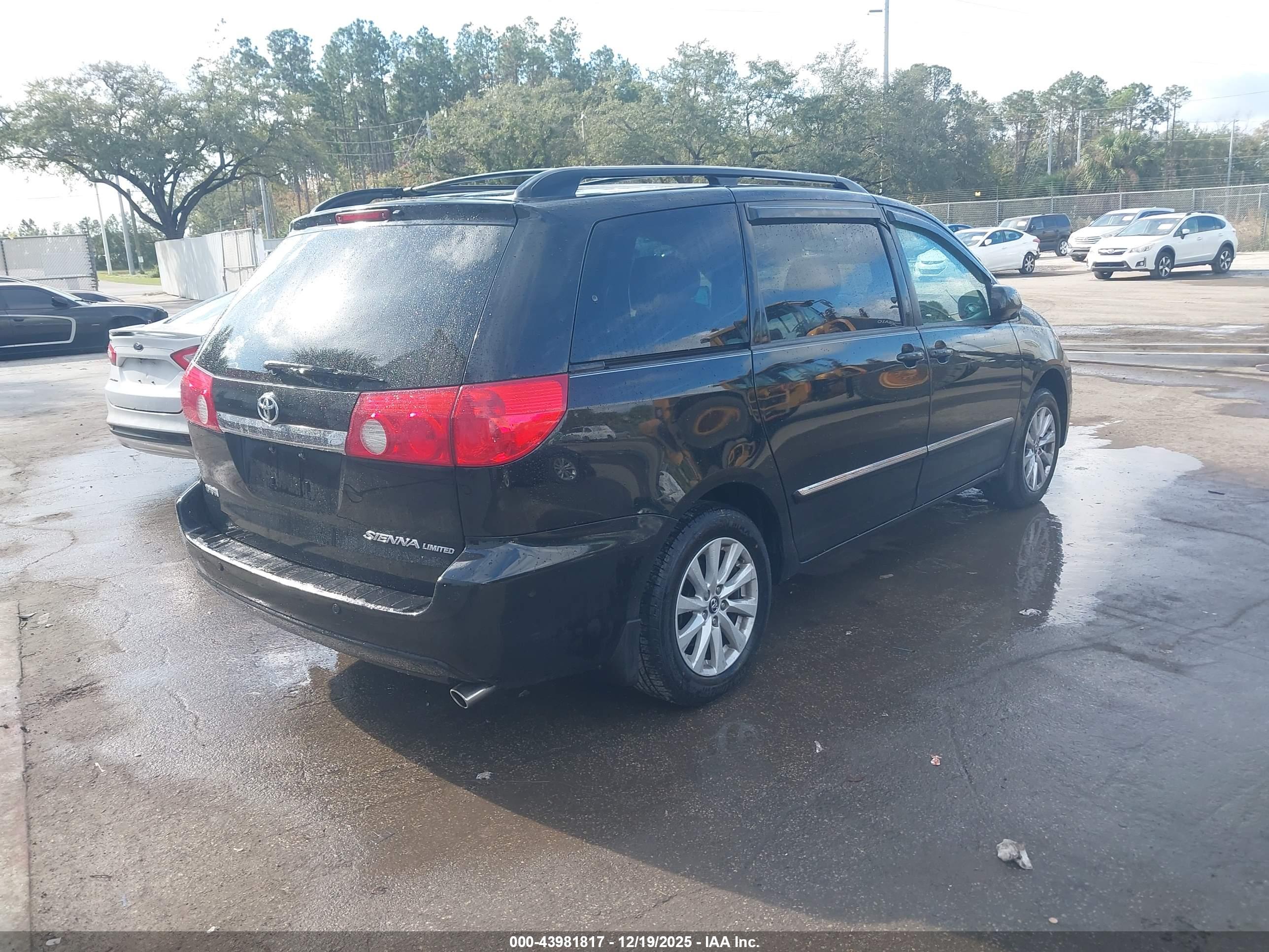TOYOTA SIENNA image 4