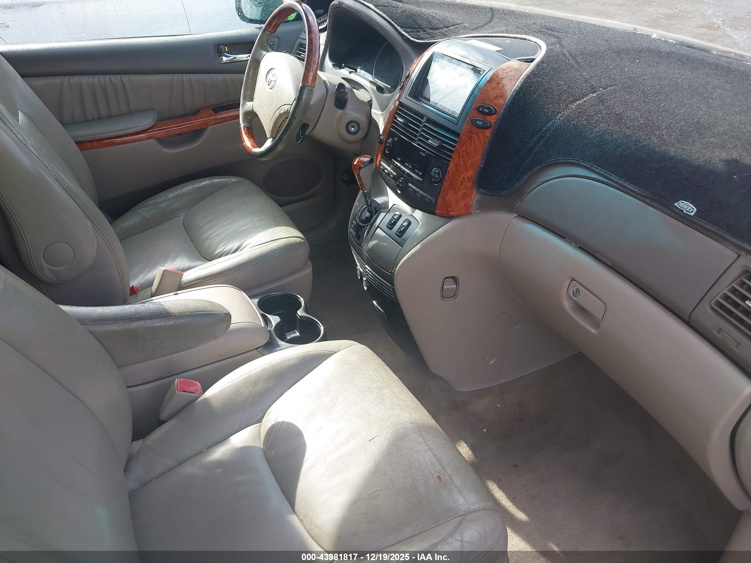 TOYOTA SIENNA image 5