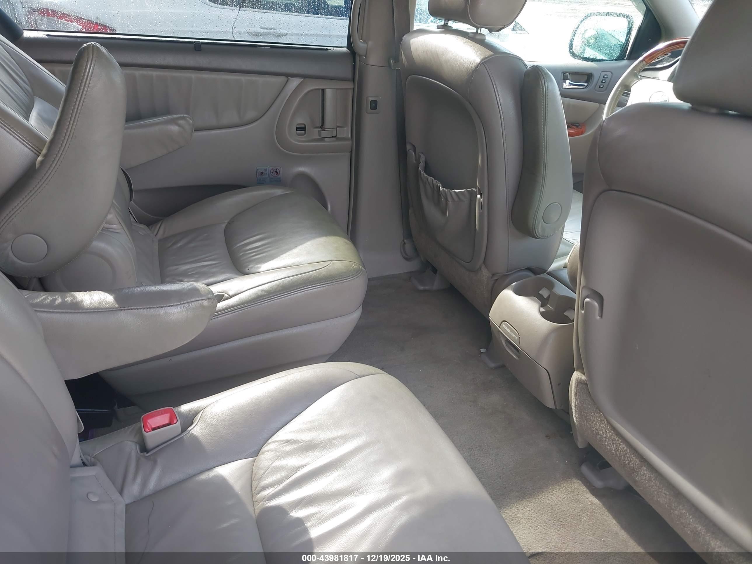 TOYOTA SIENNA image 8