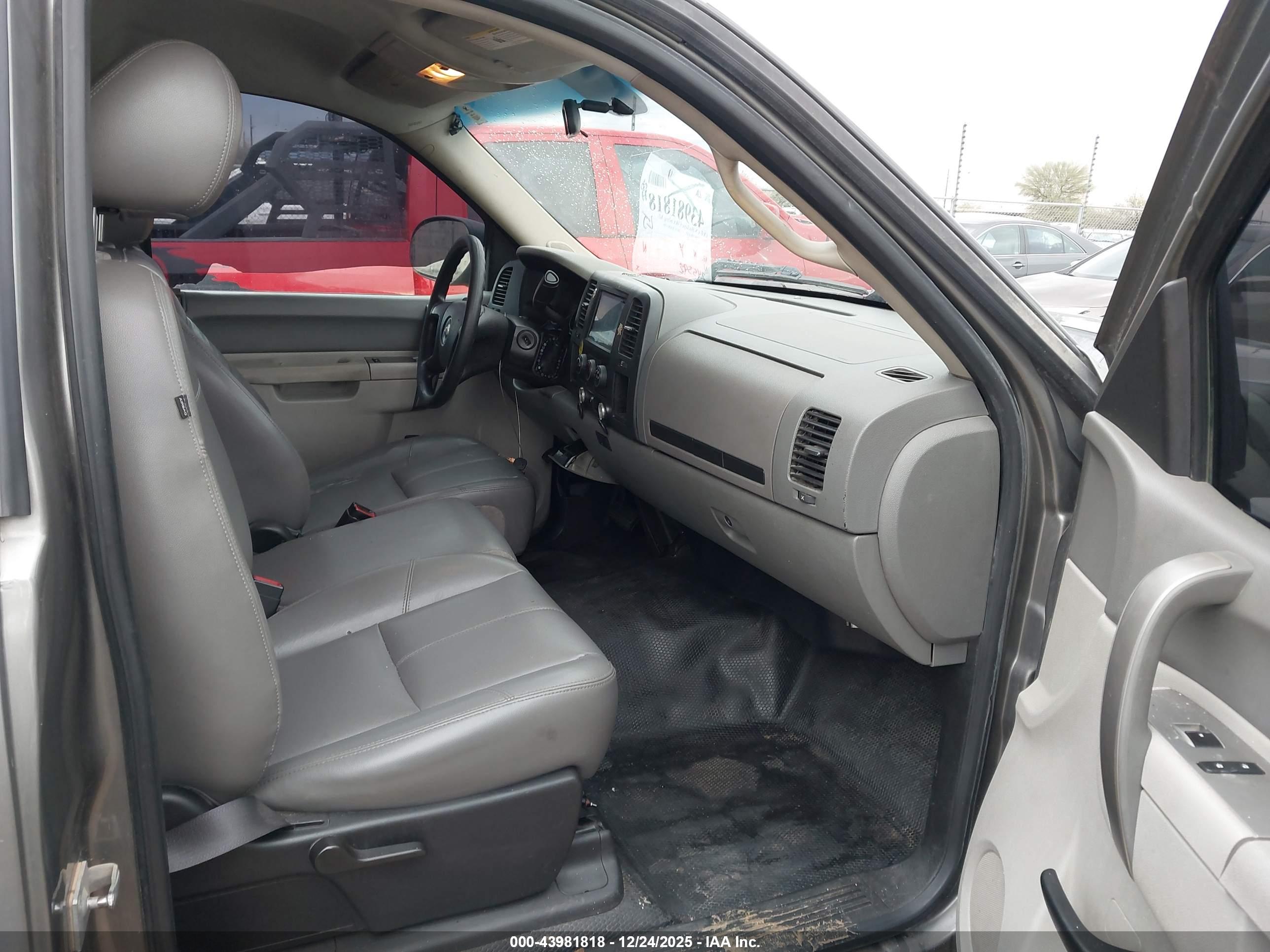 CHEVROLET SILVERADO image 5