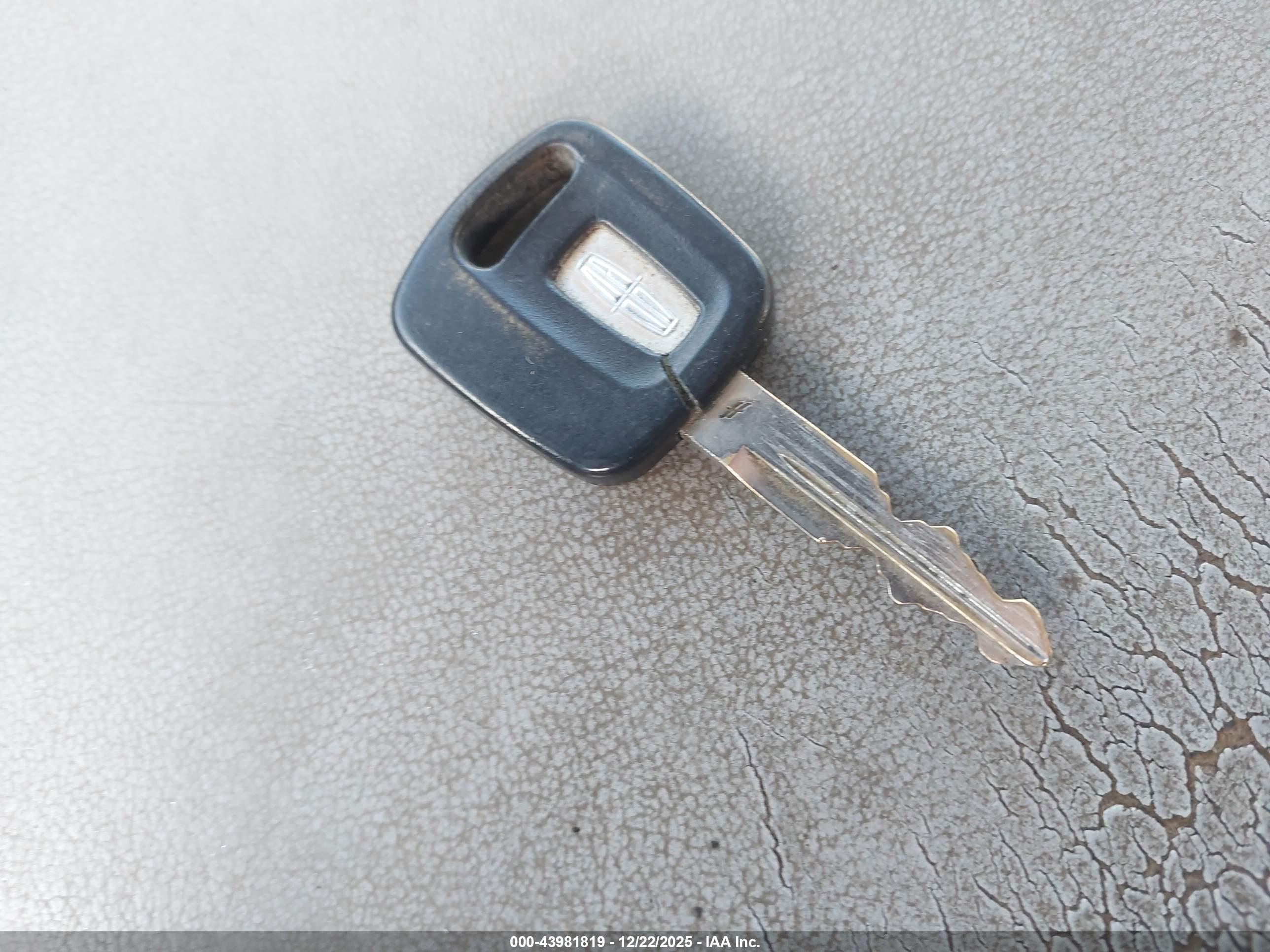 LINCOLN TOWN image 11
