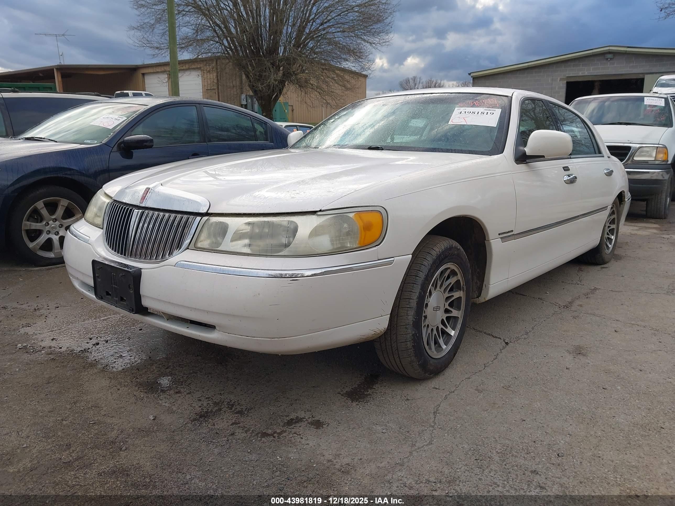 LINCOLN TOWN image 2