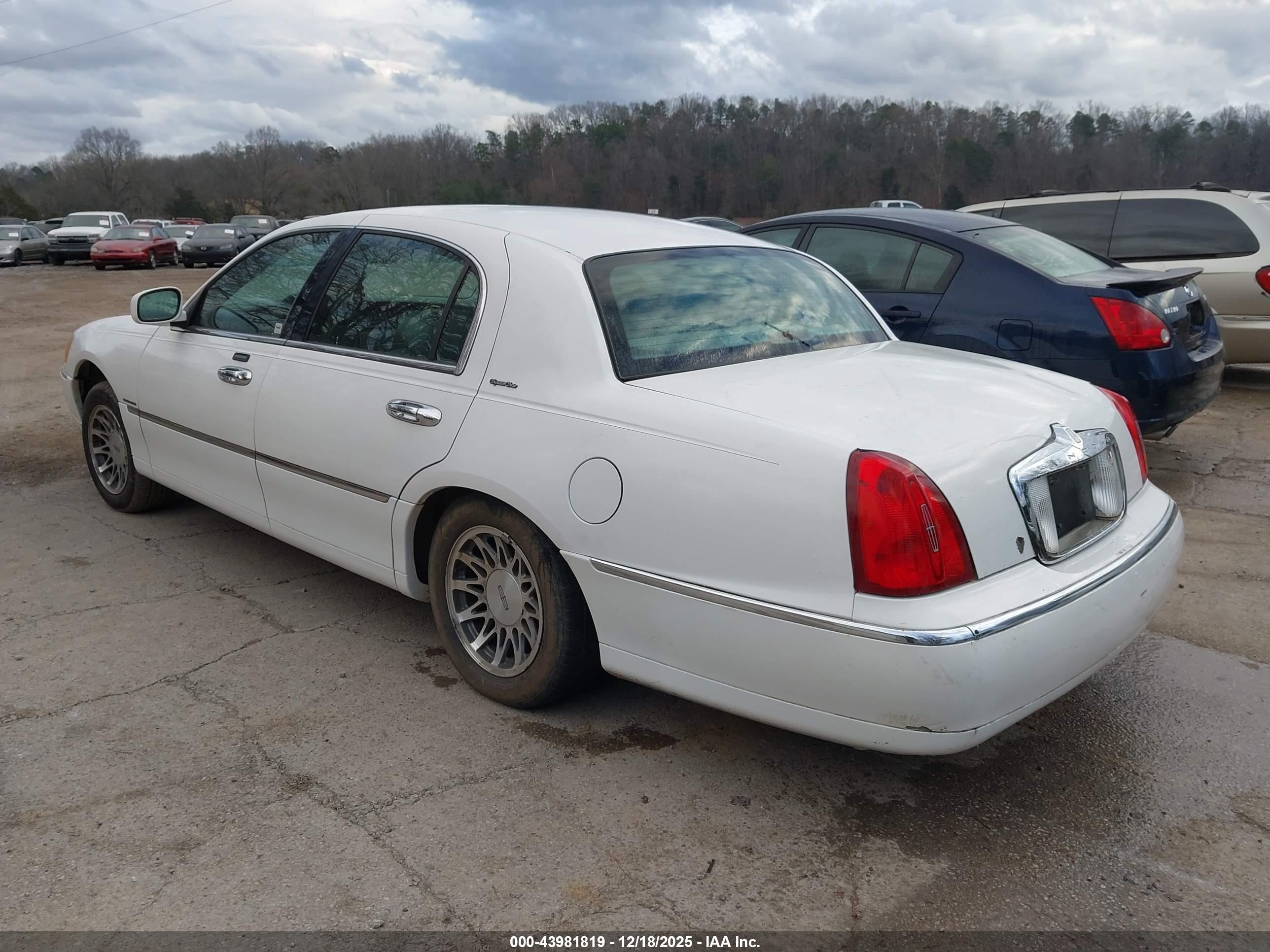 LINCOLN TOWN image 3