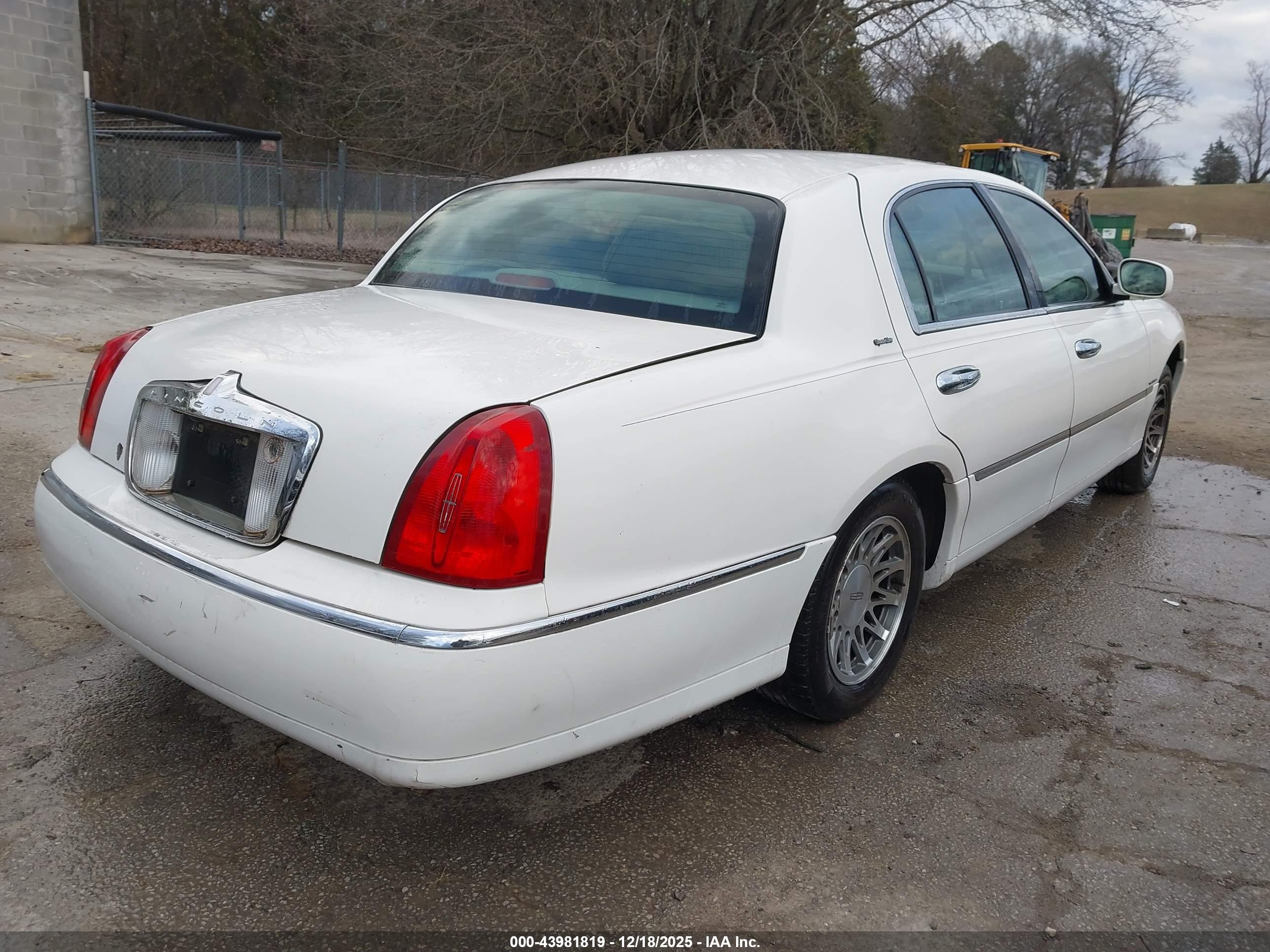 LINCOLN TOWN image 4