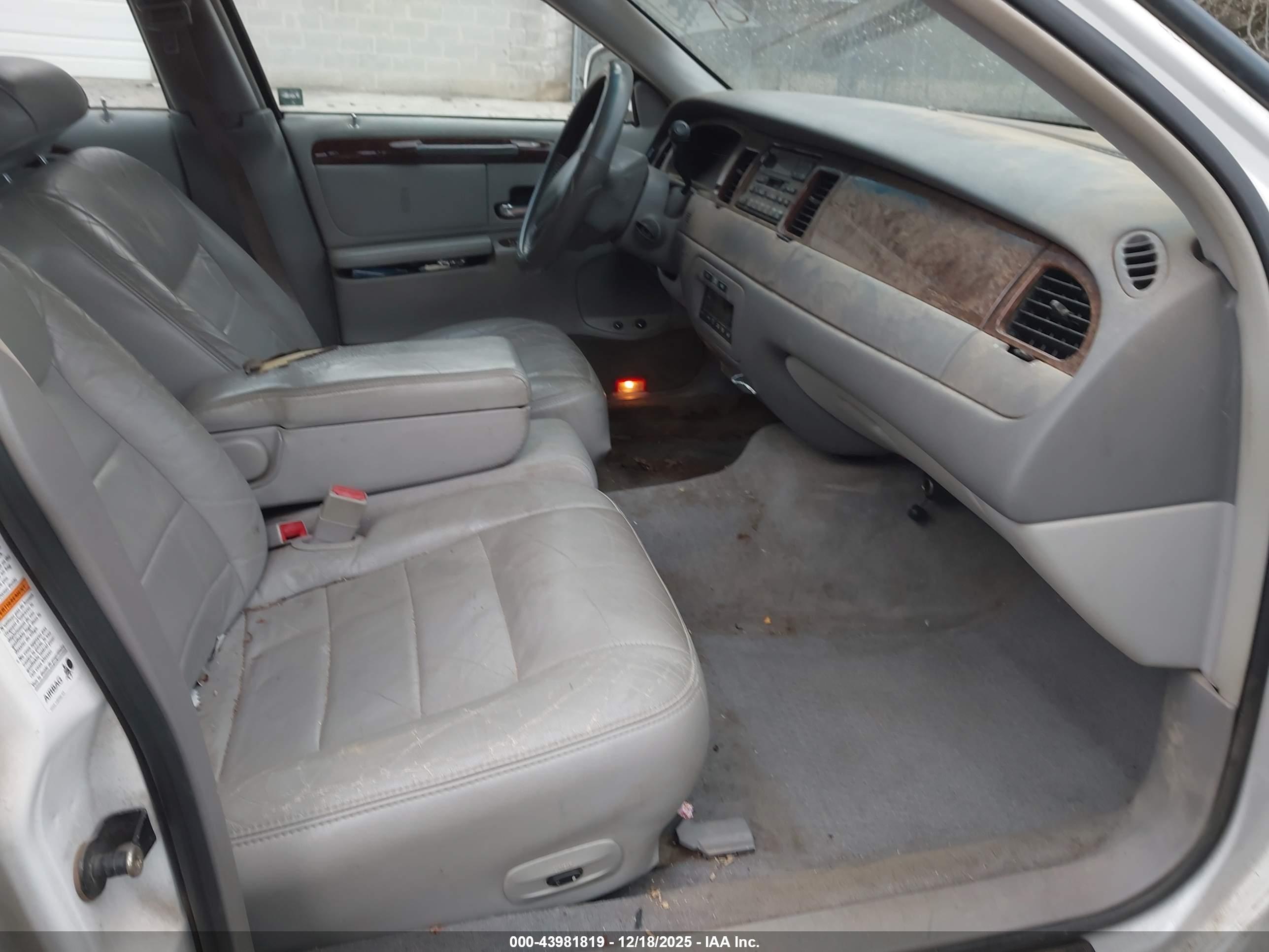 LINCOLN TOWN image 5