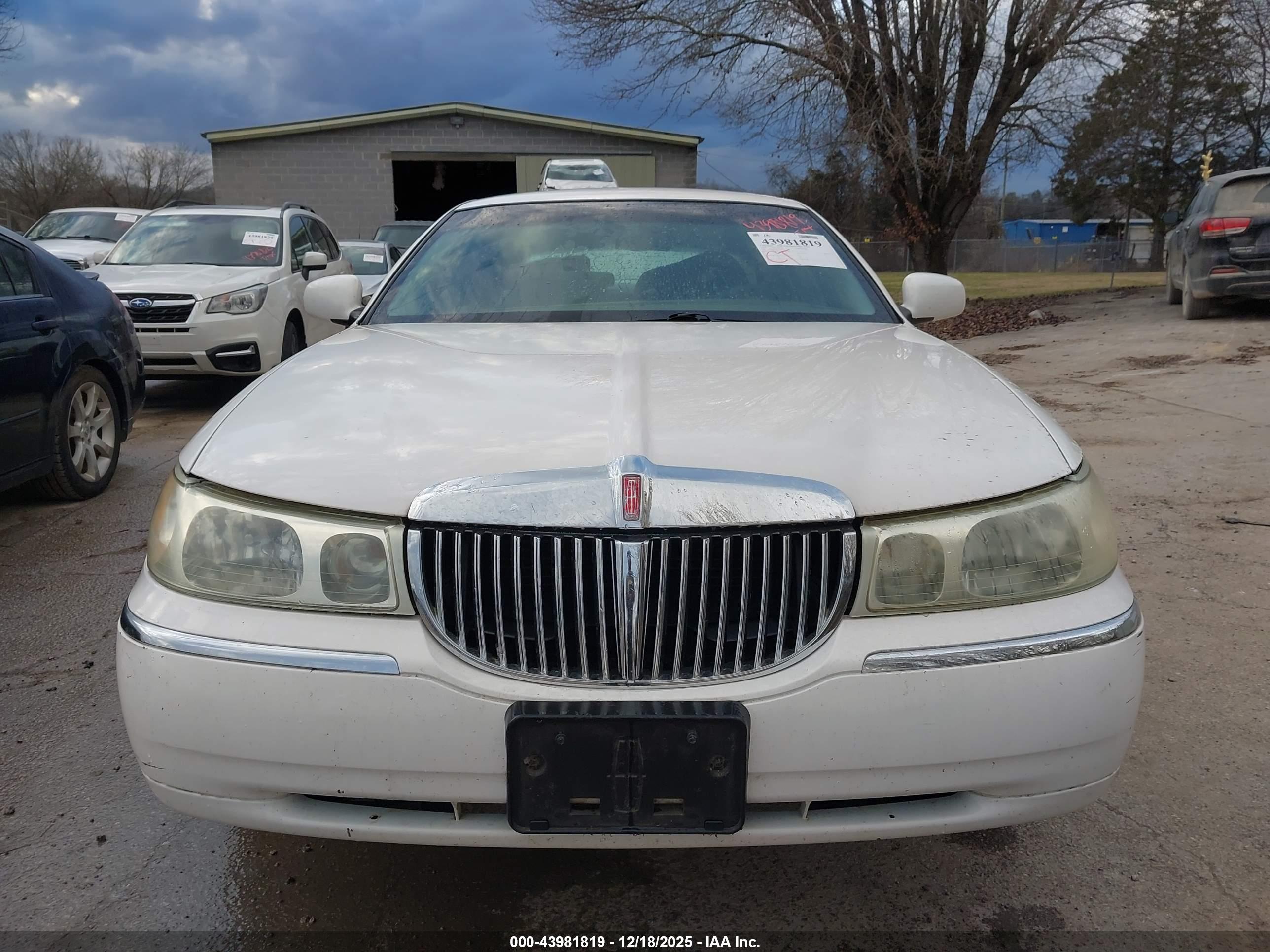 LINCOLN TOWN image 6