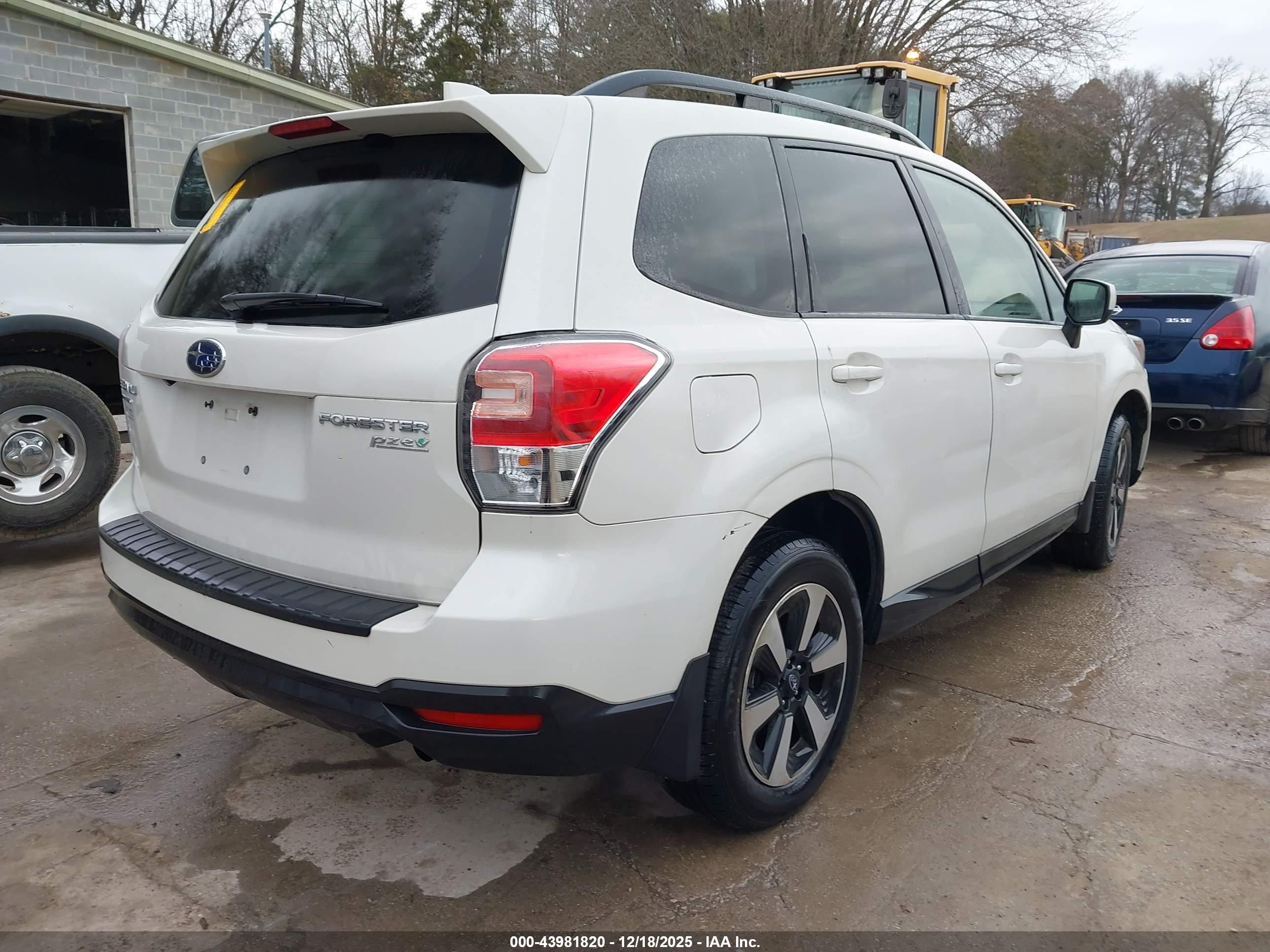 SUBARU FORESTER image 4