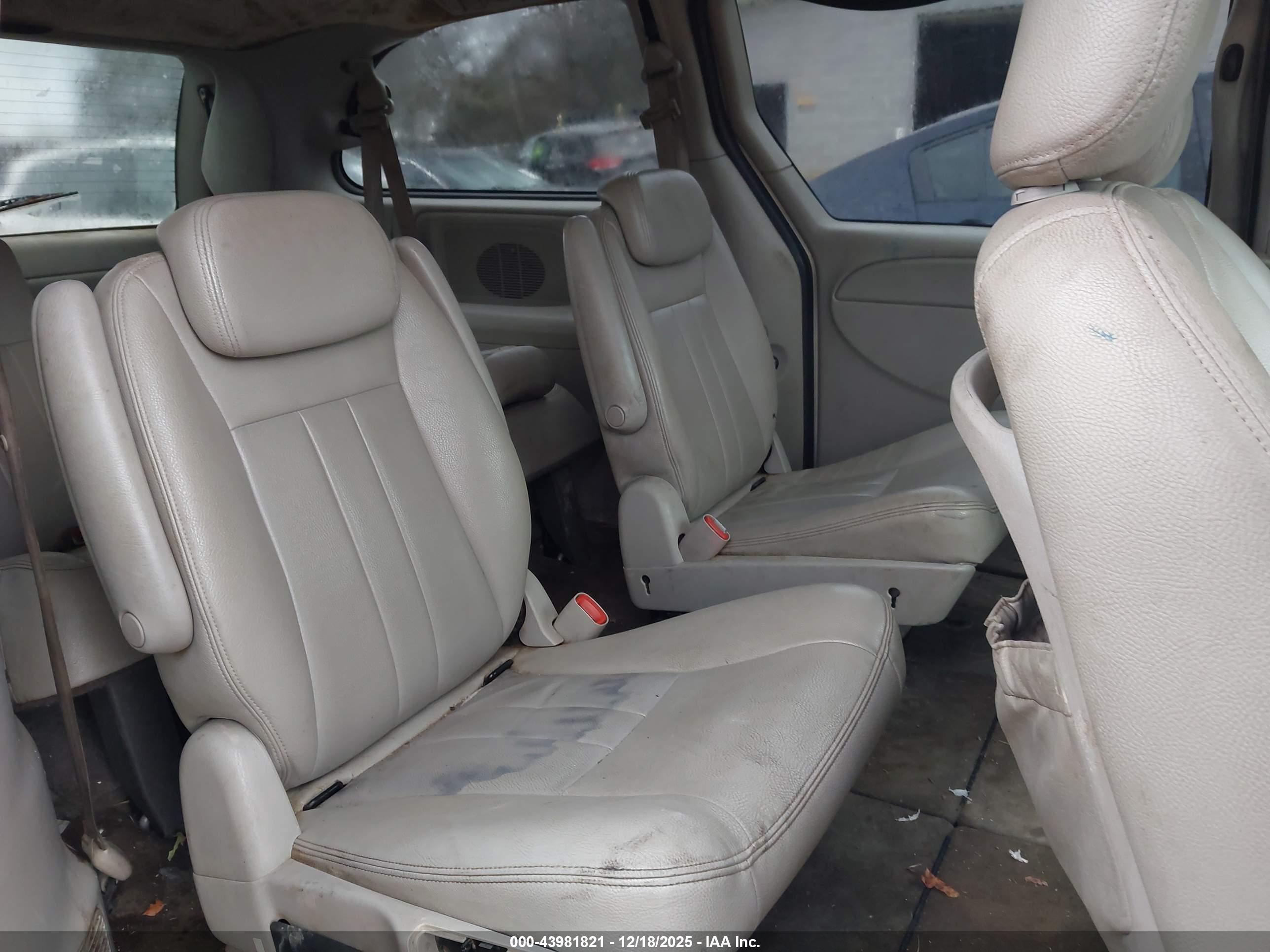 CHRYSLER TOWN image 8
