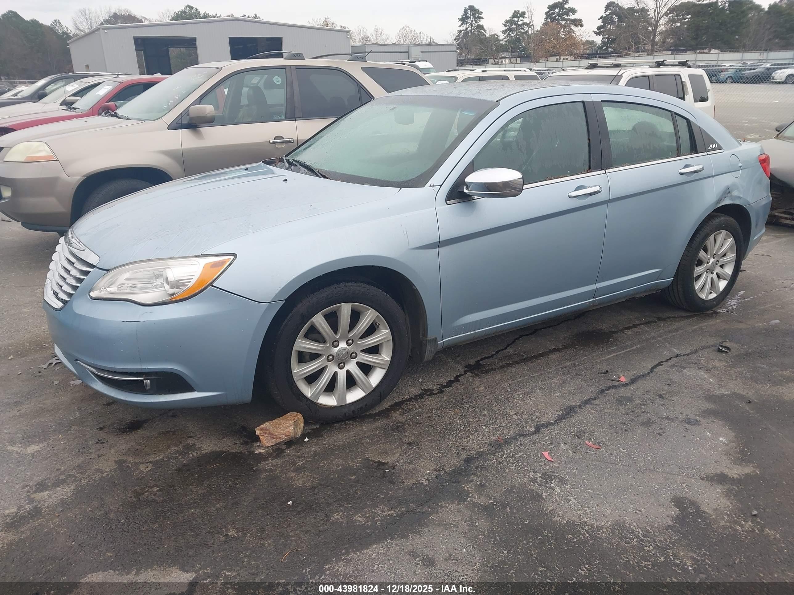 CHRYSLER 200 image 2