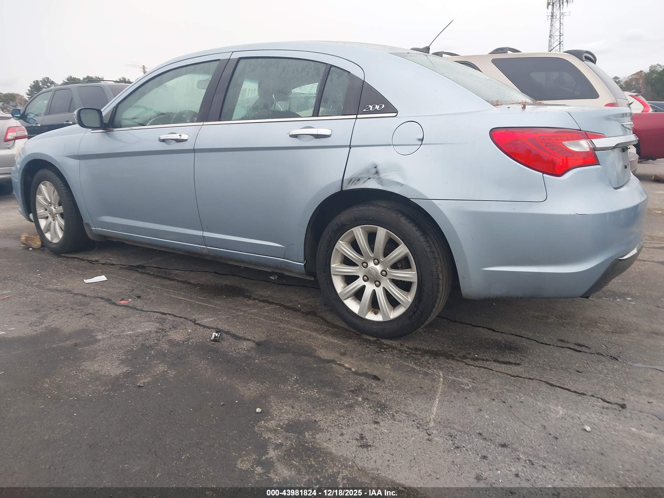 CHRYSLER 200 image 3