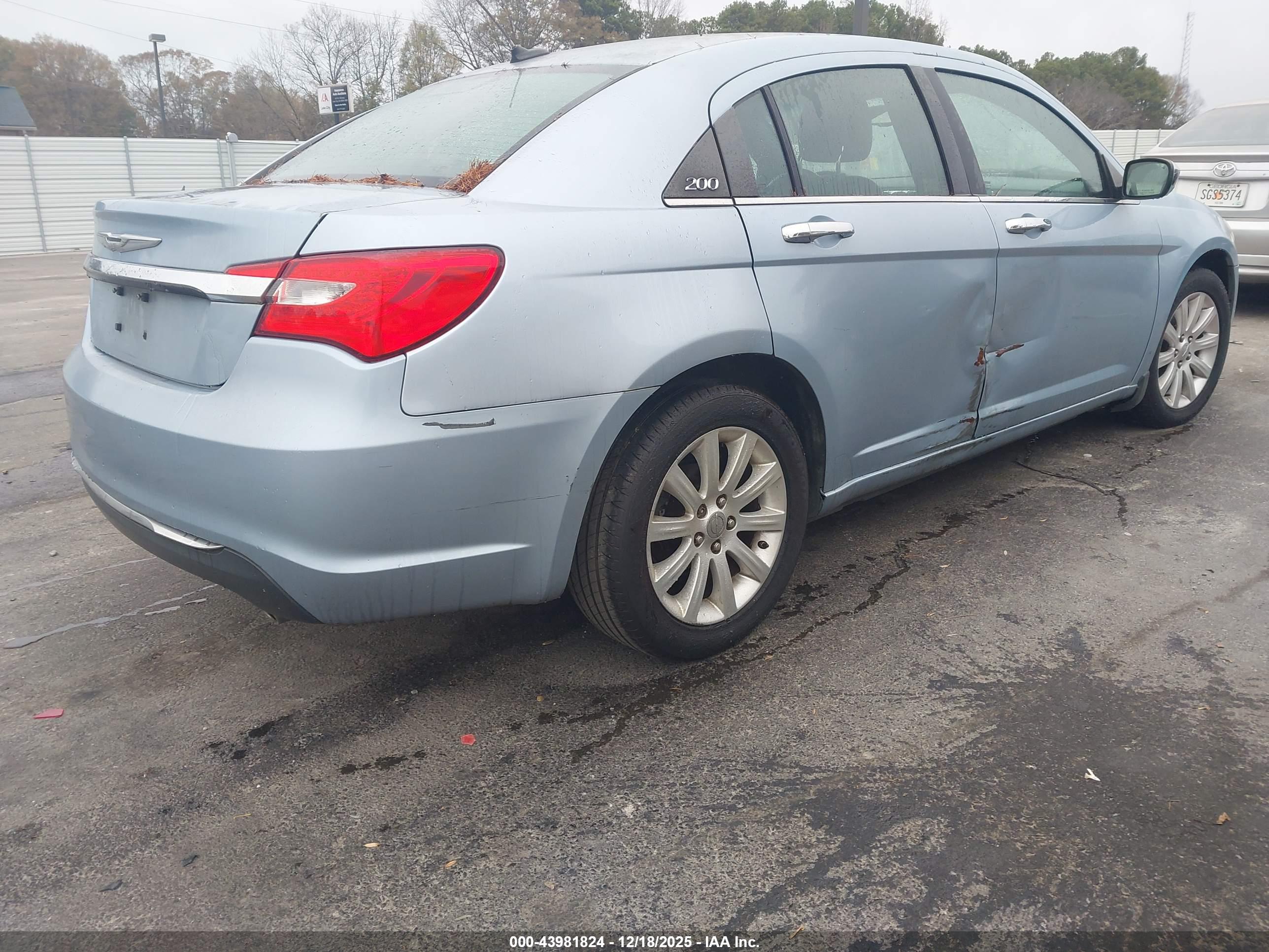 CHRYSLER 200 image 4