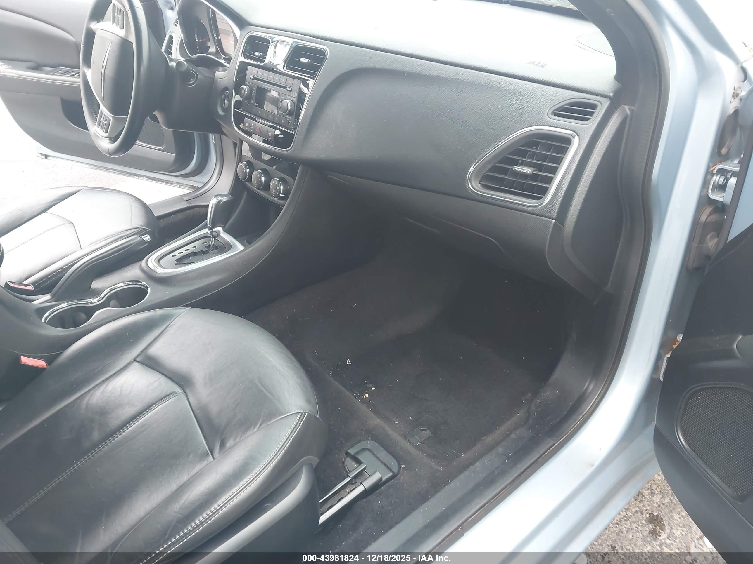 CHRYSLER 200 image 5