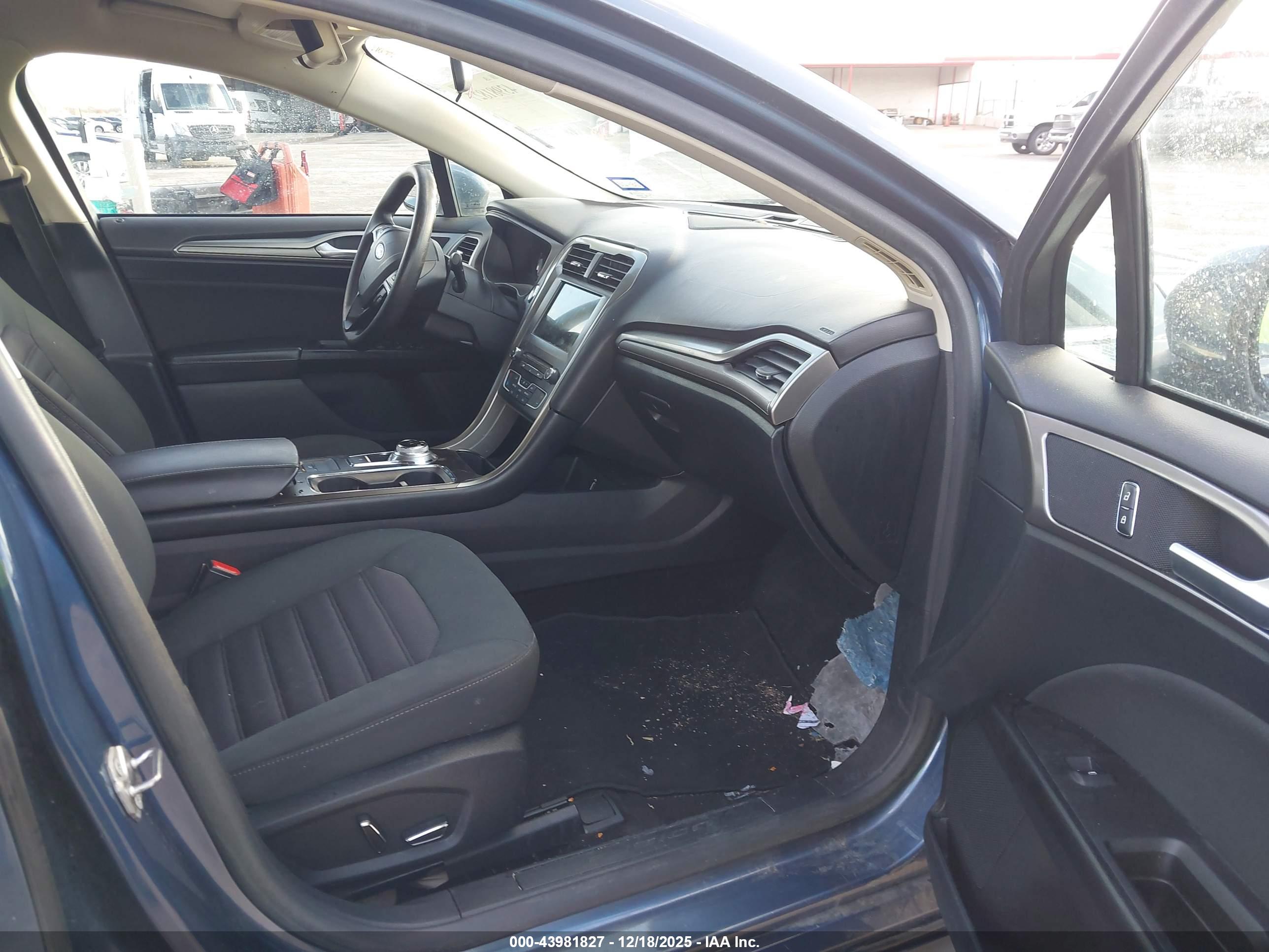 FORD FUSION image 5
