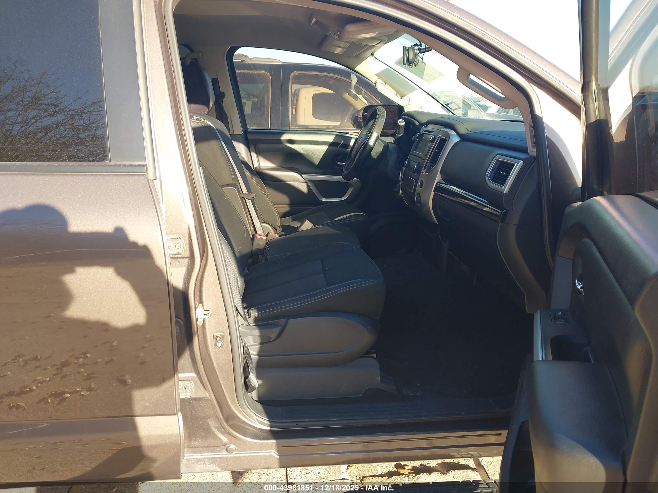NISSAN TITAN image 5