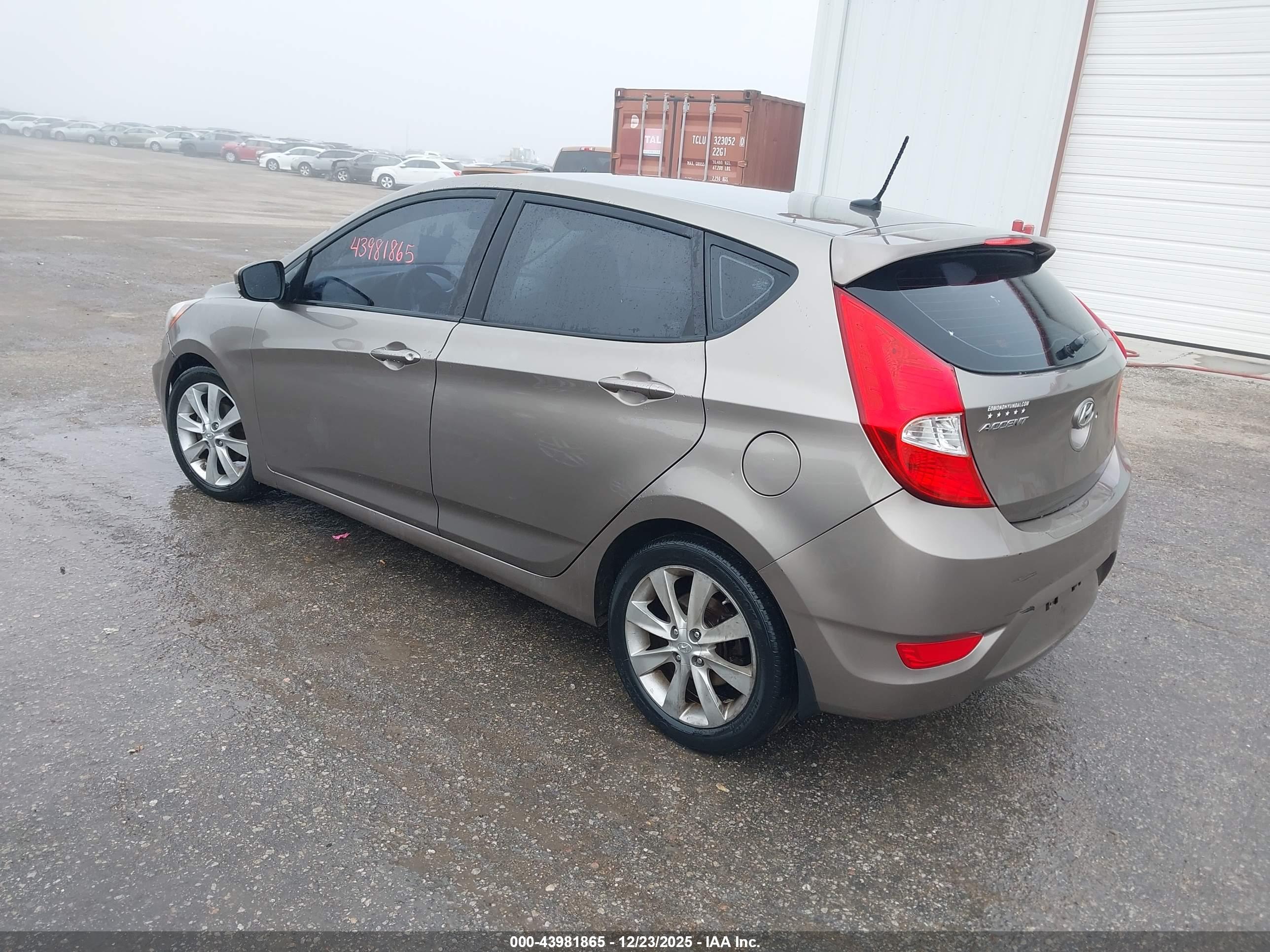 HYUNDAI ACCENT image 3