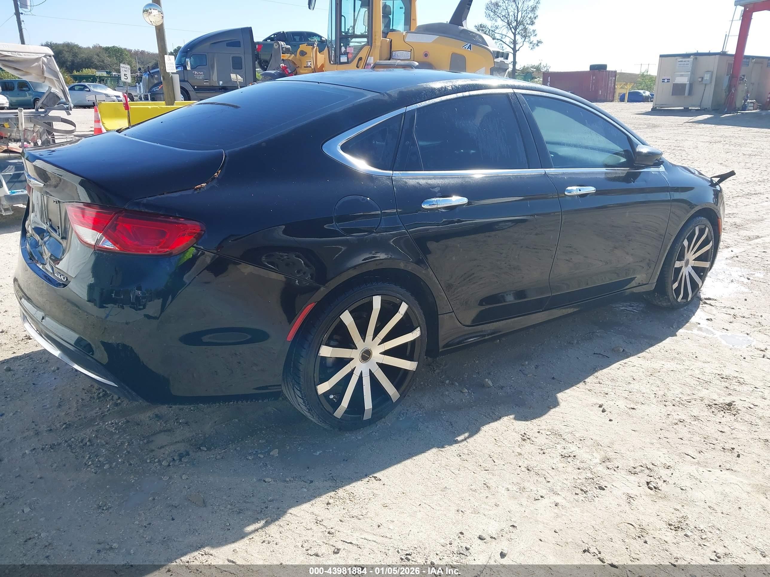 CHRYSLER 200 image 4